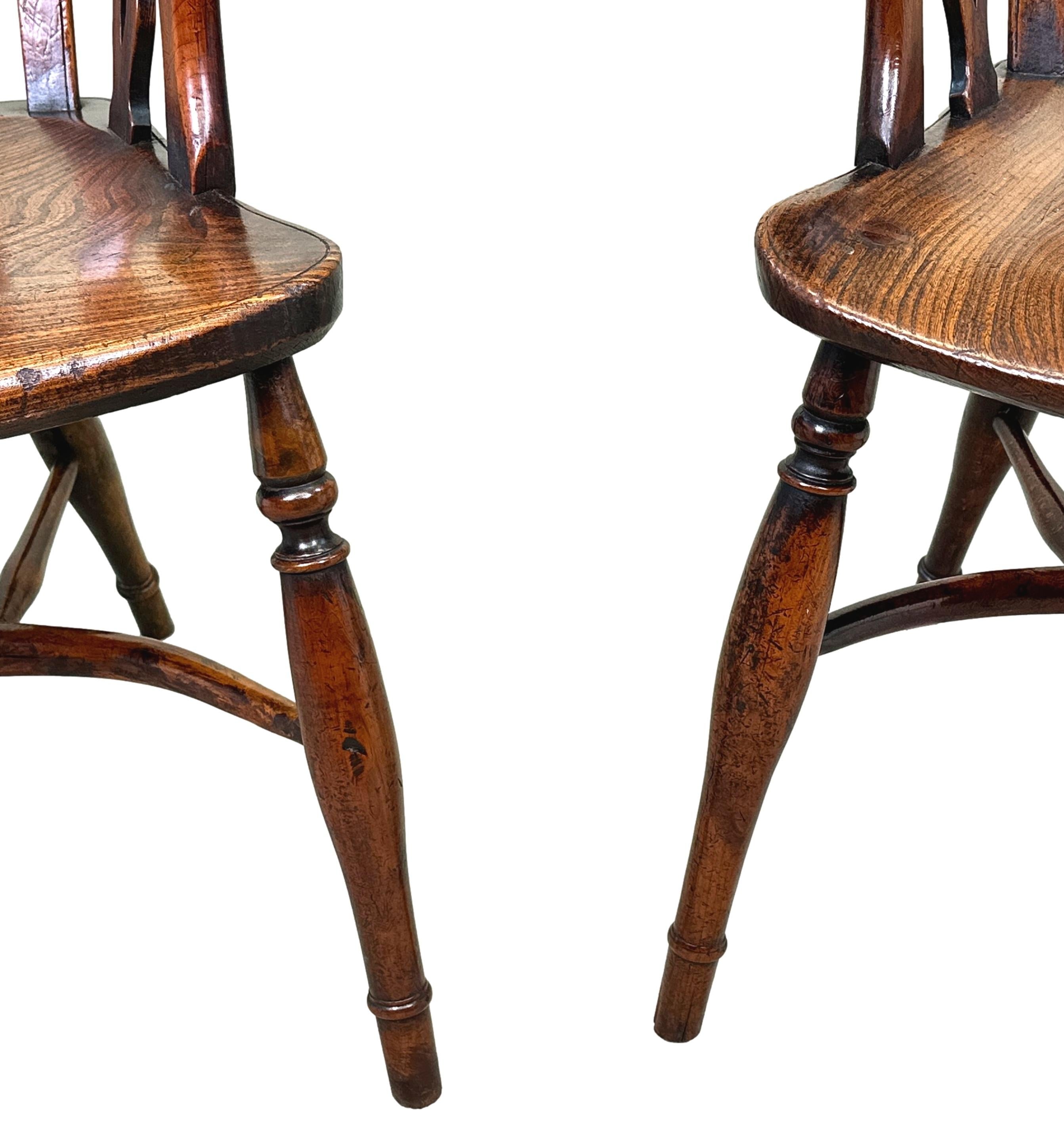 Yew Wood Pair Of 19th Century Windsor Armchairs In Good Condition For Sale In Bedfordshire, GB