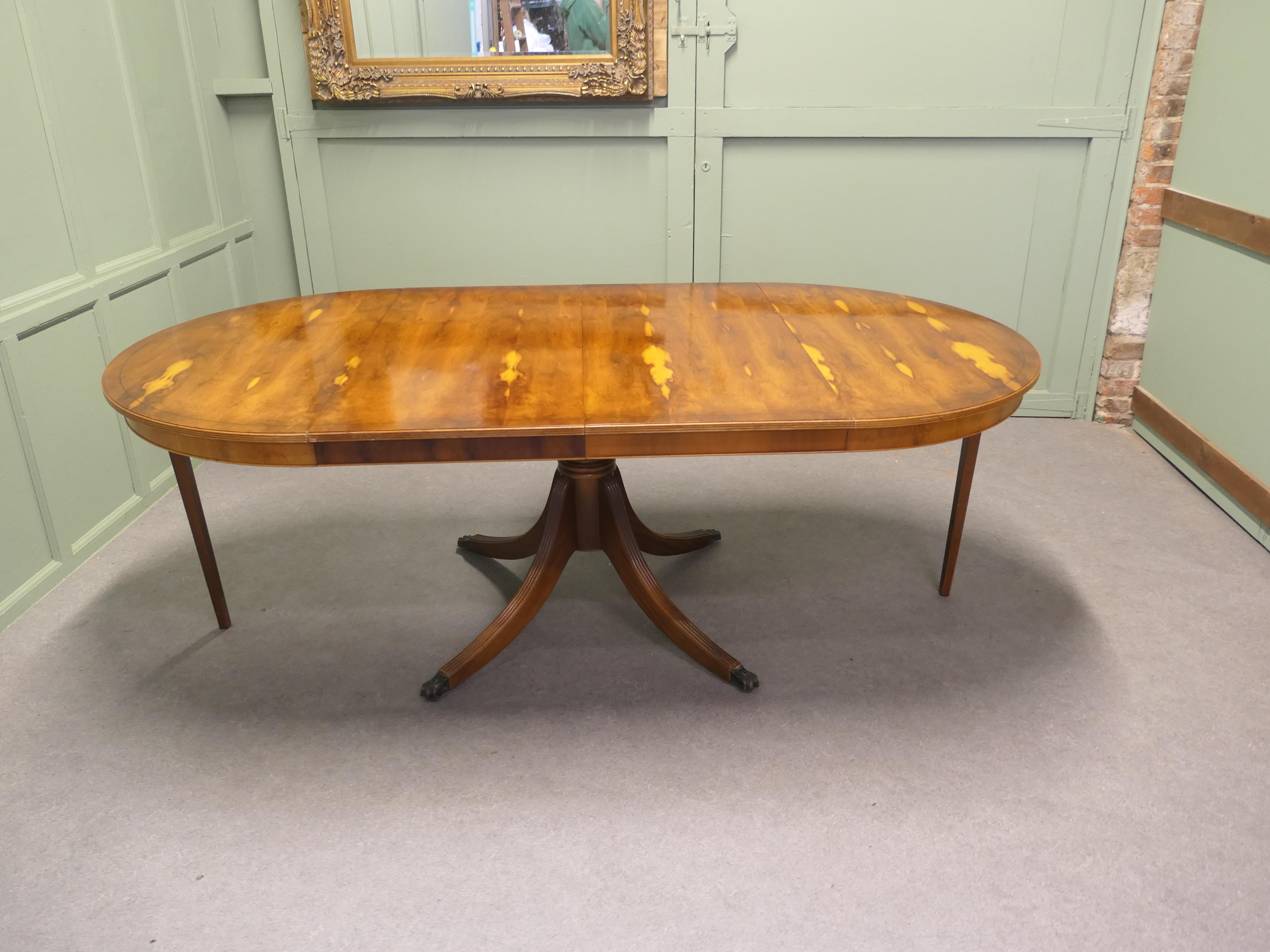 Mid-Century Modern Table de salle à manger à piédestal en bois d'if s'étend à 10 places en vente