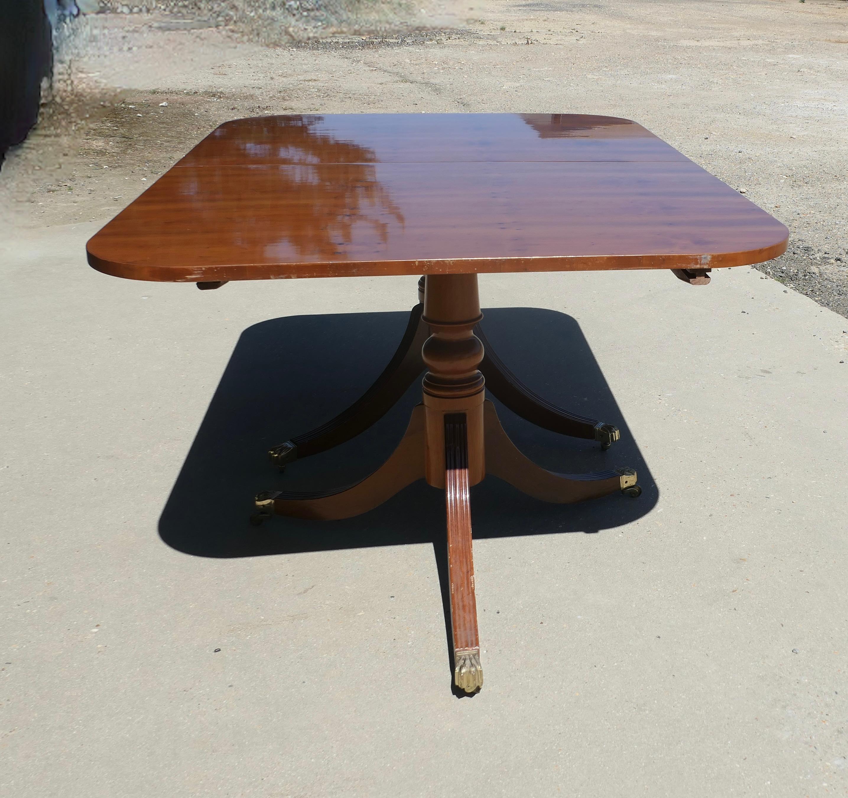 Yew Wood Pedestal Dining Table Extends to Seat 14 In Good Condition For Sale In Godshill, Isle of Wight