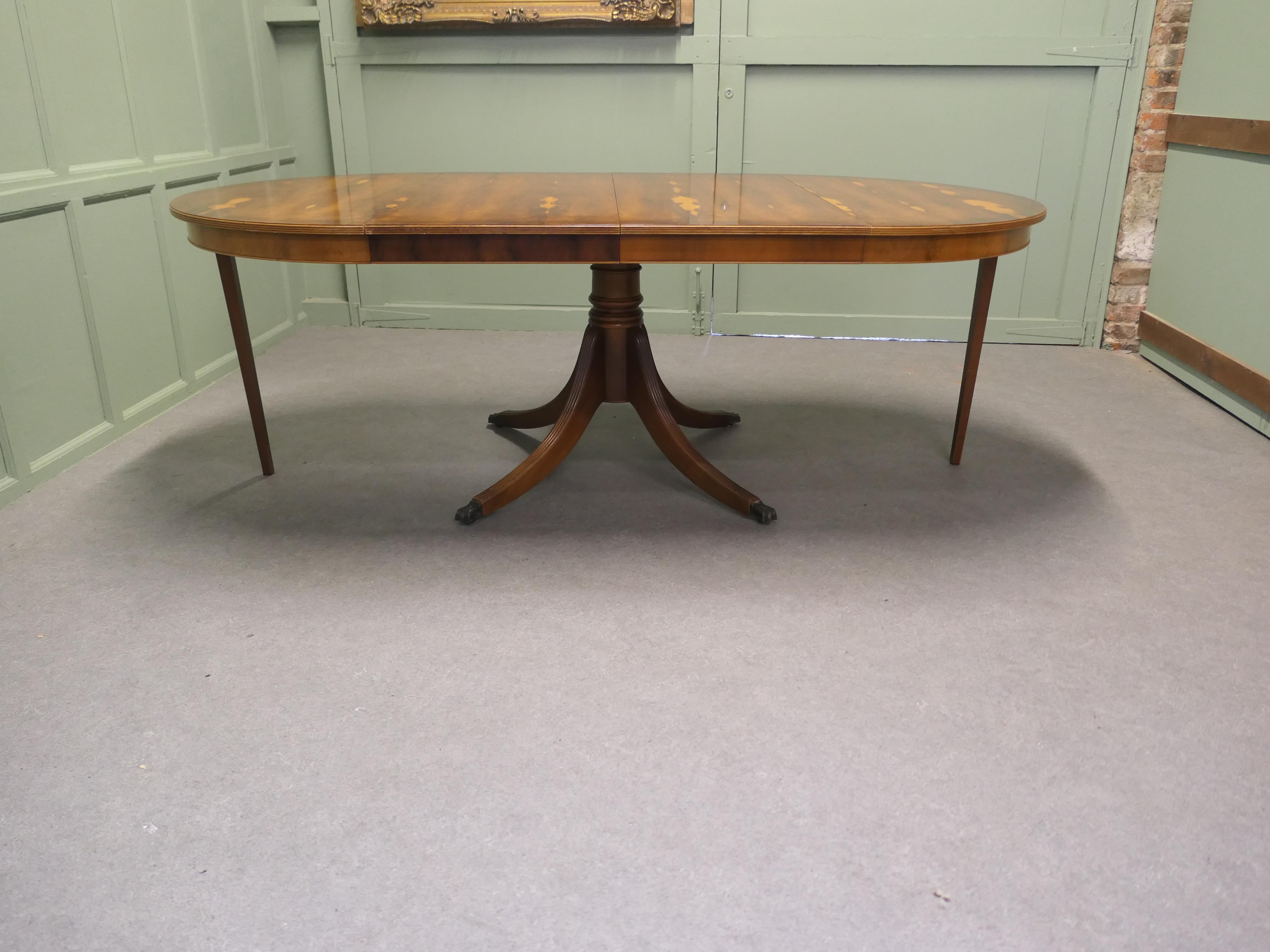Table de salle à manger à piédestal en bois d'if s'étend à 10 places Bon état - En vente à Godshill, Isle of Wight