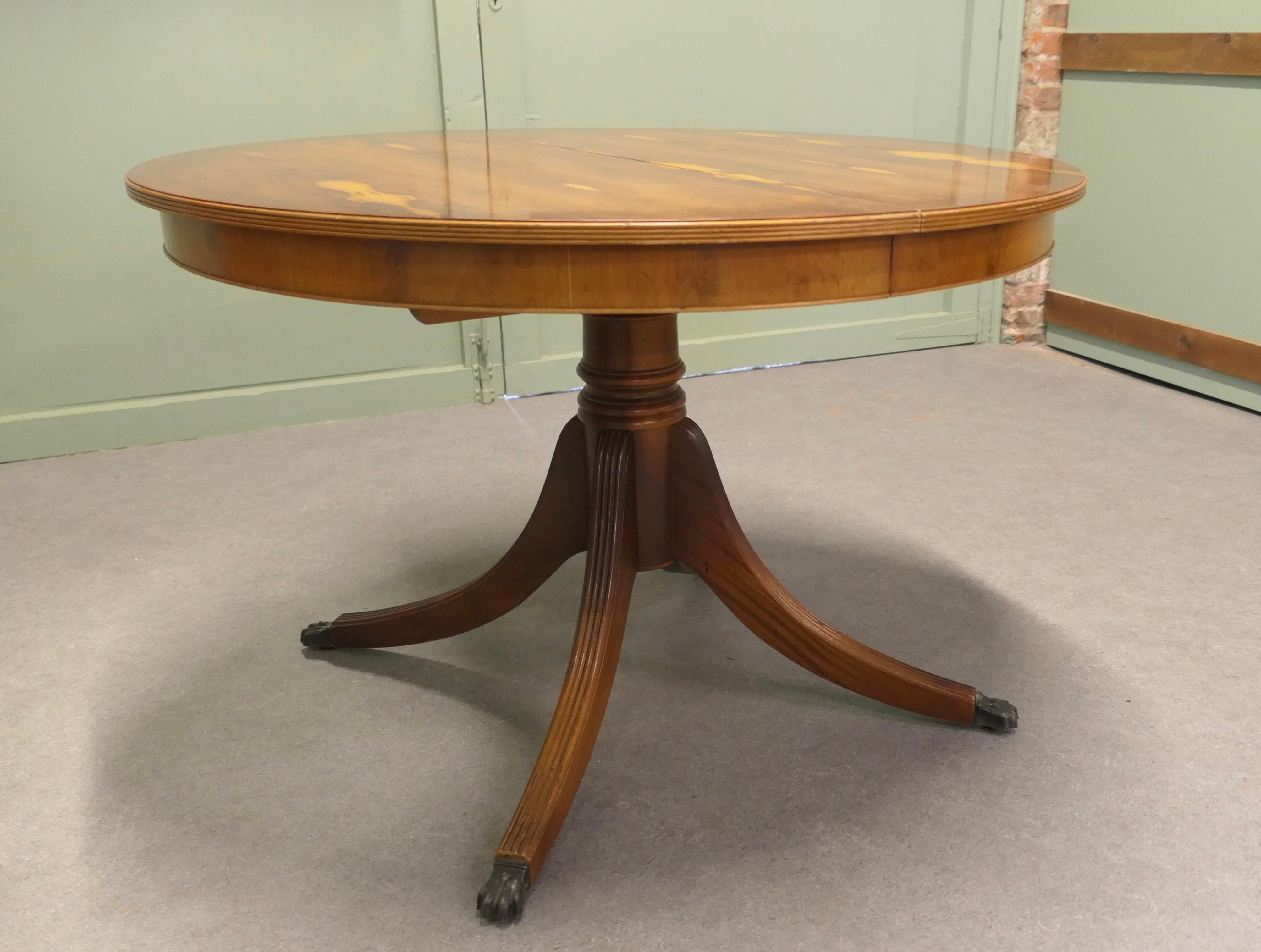 Milieu du XXe siècle Table de salle à manger à piédestal en bois d'if s'étend à 10 places en vente