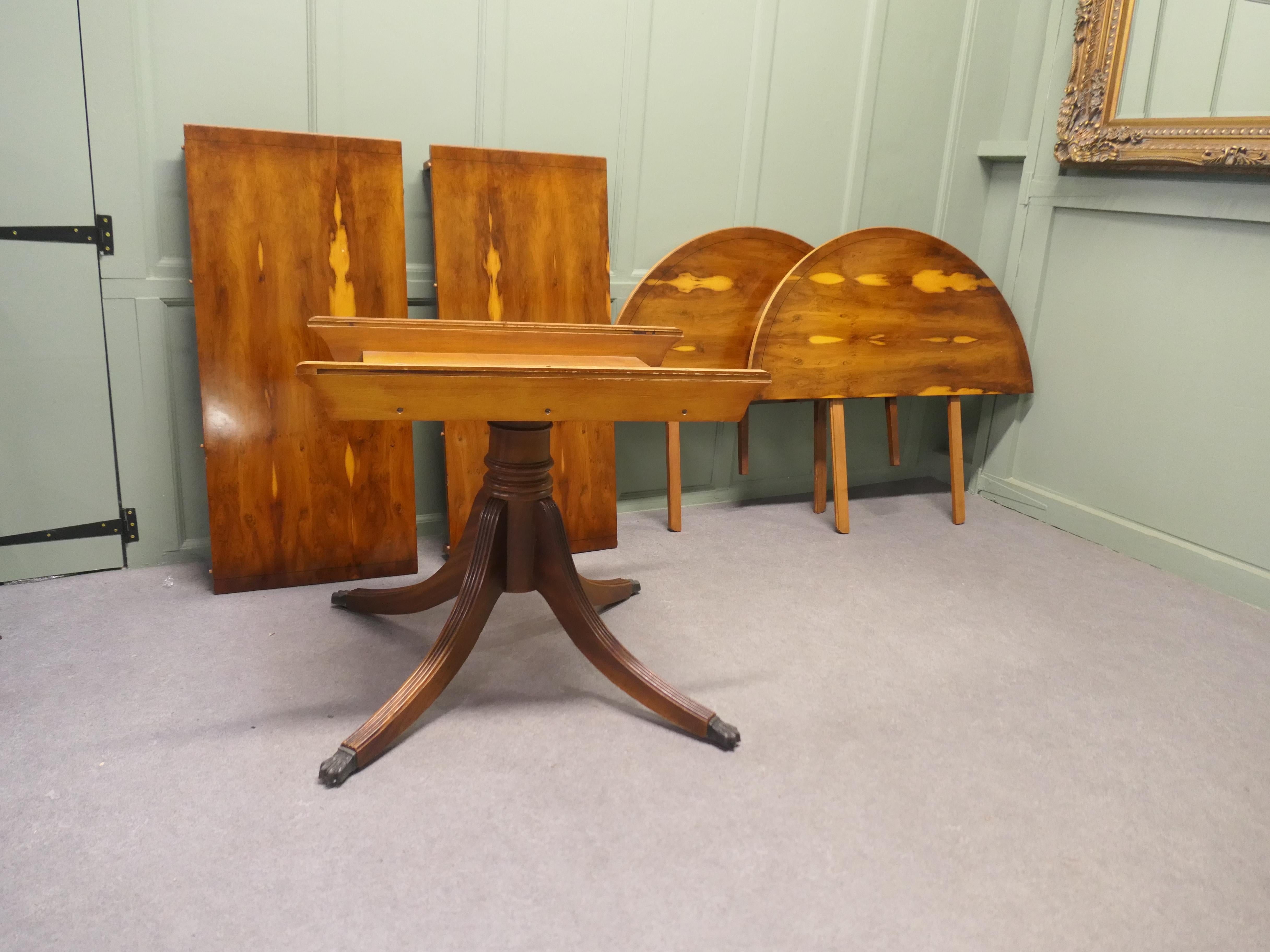 Table de salle à manger à piédestal en bois d'if s'étend à 10 places en vente 1