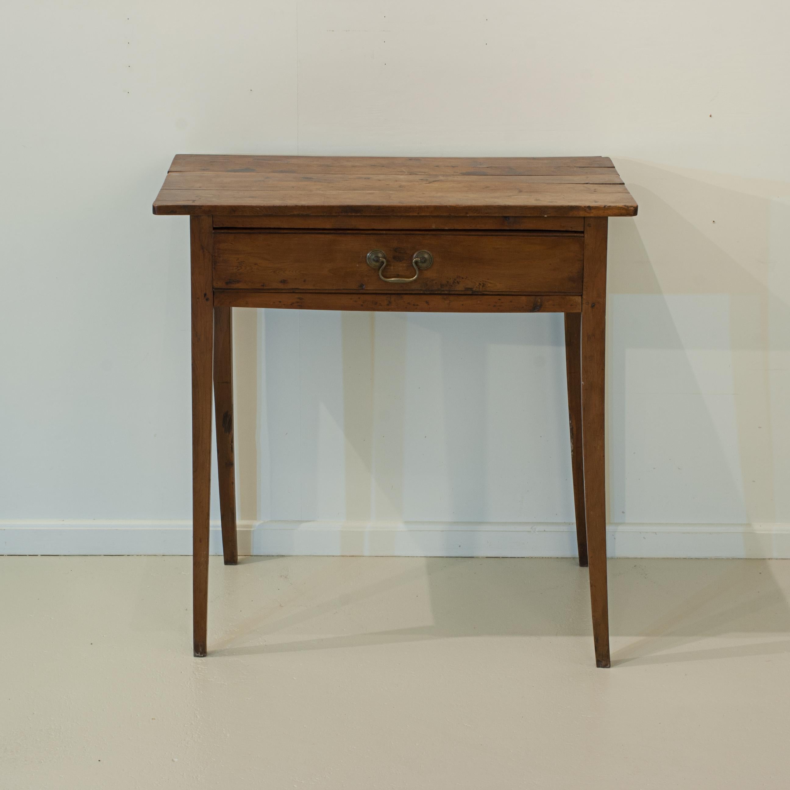 Beistelltisch aus Eibenholz mit geplanter Platte.
Ein Vintage-Tisch aus Eibenholz mit einer Schublade in der Mitte und einem Schwanengriff aus Messing. Die Platte besteht aus geplanktem Holz mit vier sich verjüngenden Beinen, die sich leicht nach