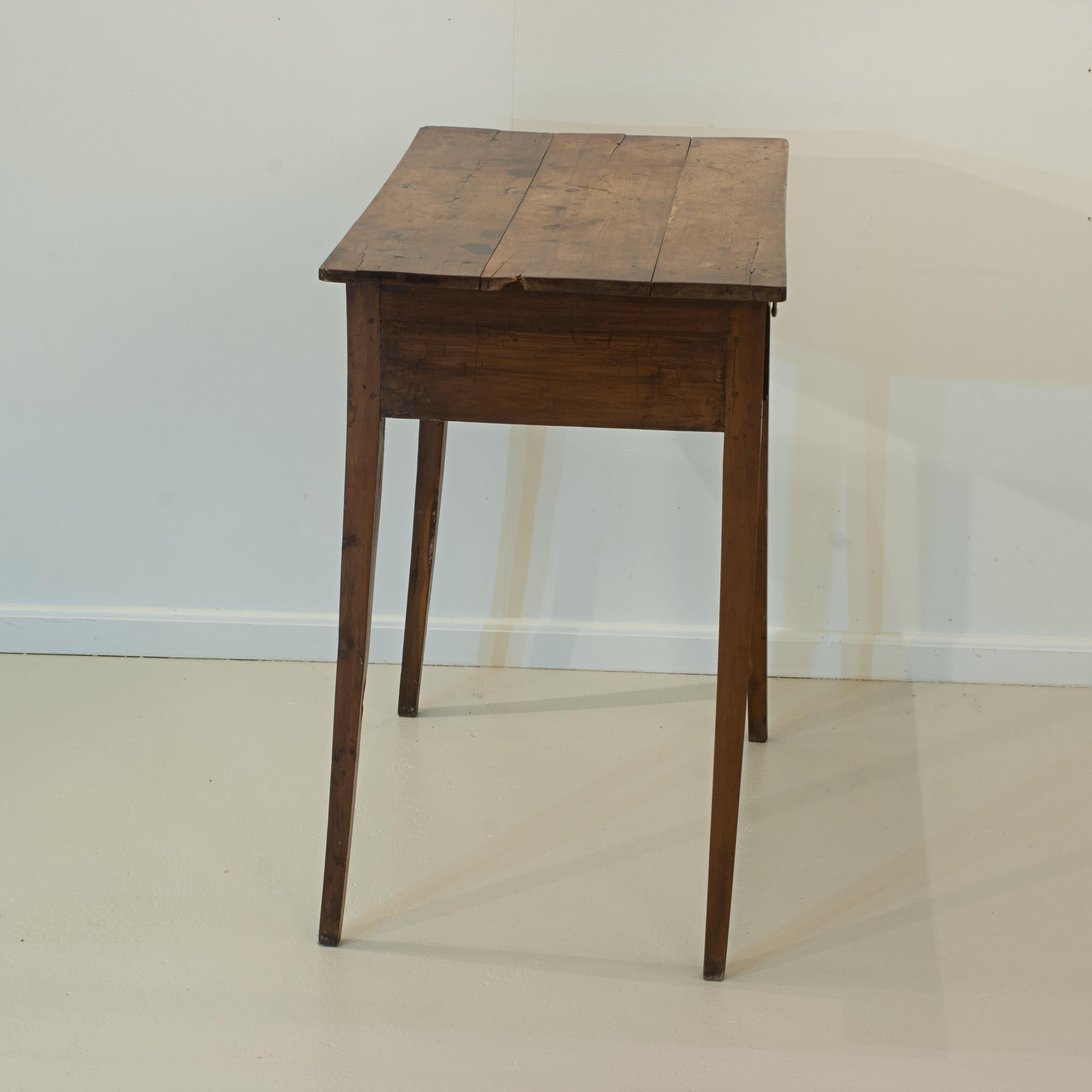 Eibe Wood Planked Beistelltisch (19. Jahrhundert) im Angebot