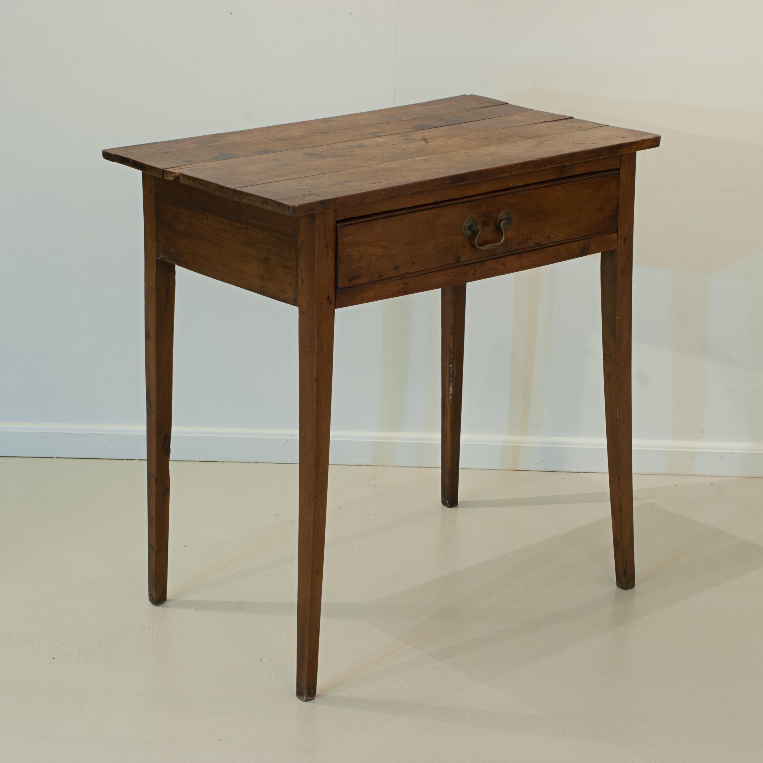 Eibe Wood Planked Beistelltisch (Eibenholz) im Angebot