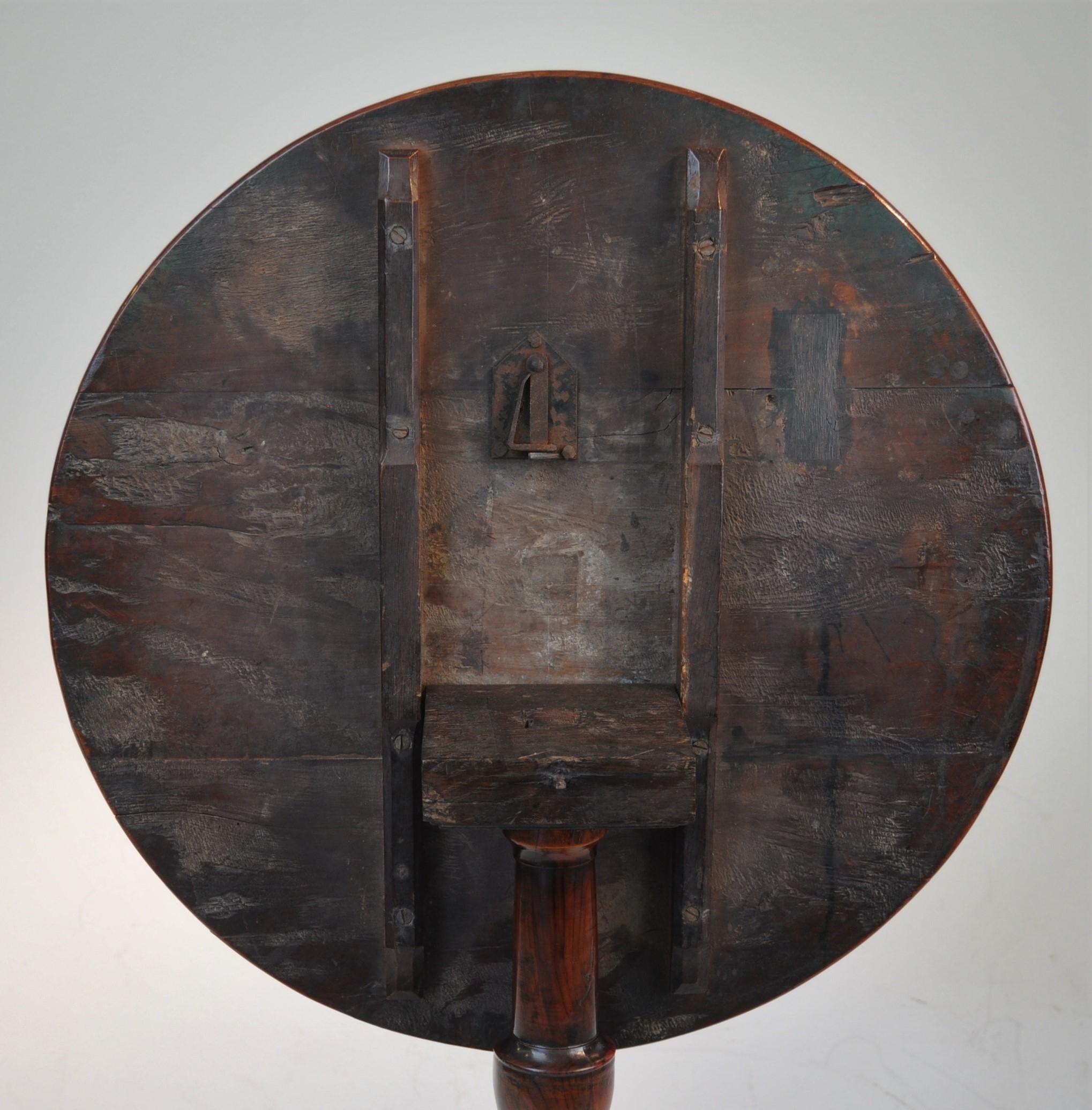 Table tripode circulaire de bonne qualité de la fin du XVIIIe siècle ou du début du XIXe siècle, en bois d'if bien figuré et patiné. Le tip-top repose sur une colonne tournée en anneau avec d'élégants pieds balayés.