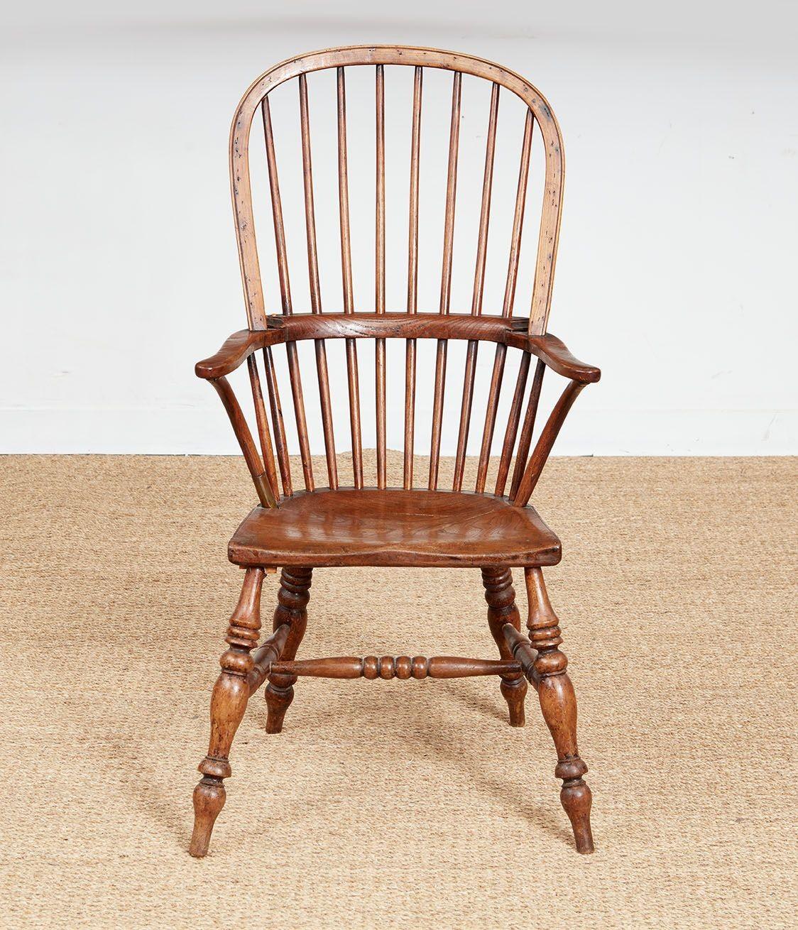 Un charmant fauteuil Windsor de campagne en bois d'if rougeoyant.  Ce modèle présente un dossier incliné en forme d'arceau, des fuseaux tournés à la main, des accoudoirs incurvés avec une moulure lombaire soutenue par des accoudoirs incurvés vers