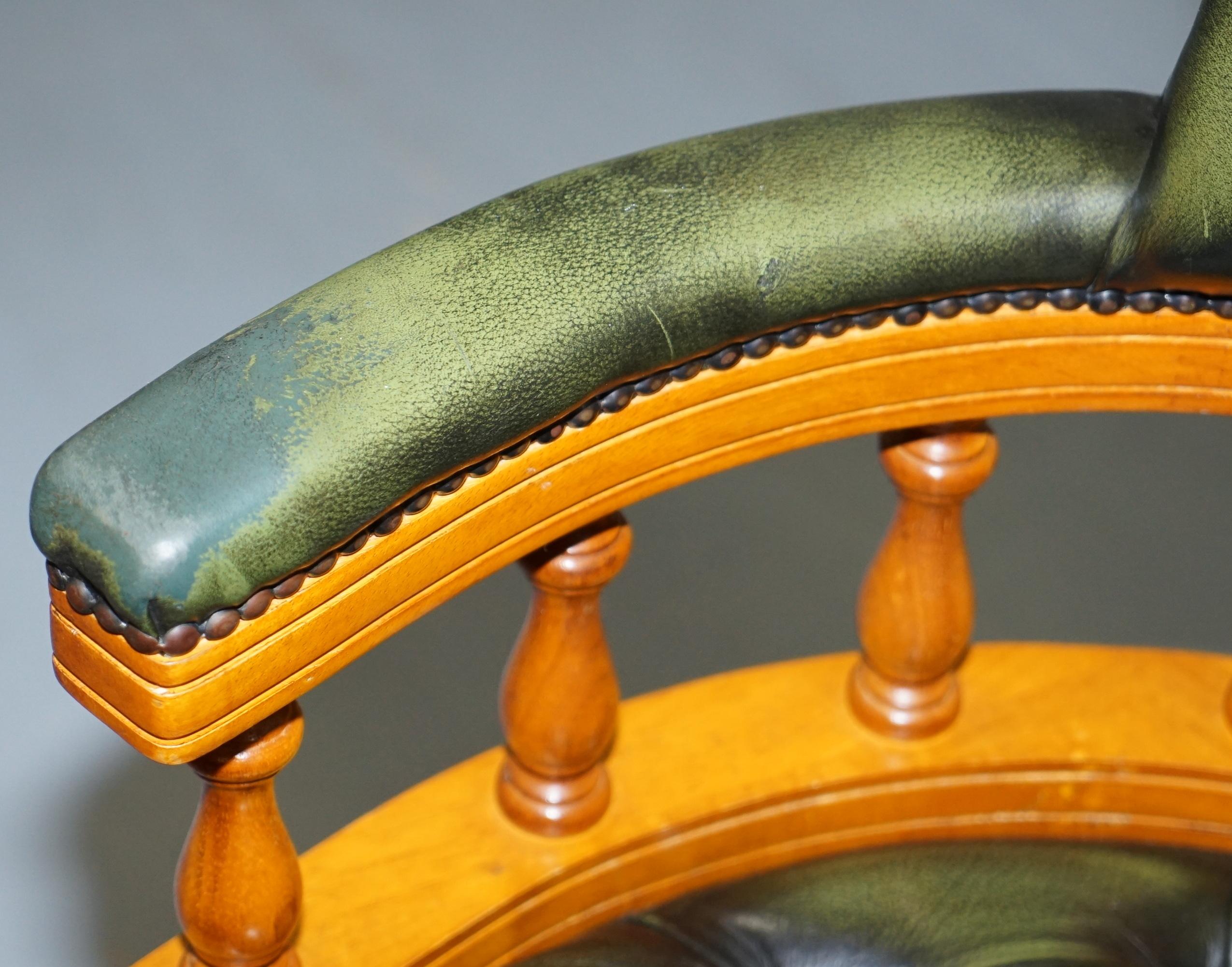 Yew wood Chesterfield Directors Green Leather Executive Captains Office Chair In Good Condition In West Sussex, Pulborough