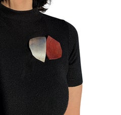 Broche « Ygará » en argent 950 et bois de muirapiranga recyclé, par Lucía Rovira