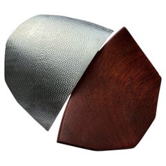Broche « Ygará » en argent 950 et bois de muirapiranga recyclé, par Lucía Rovira