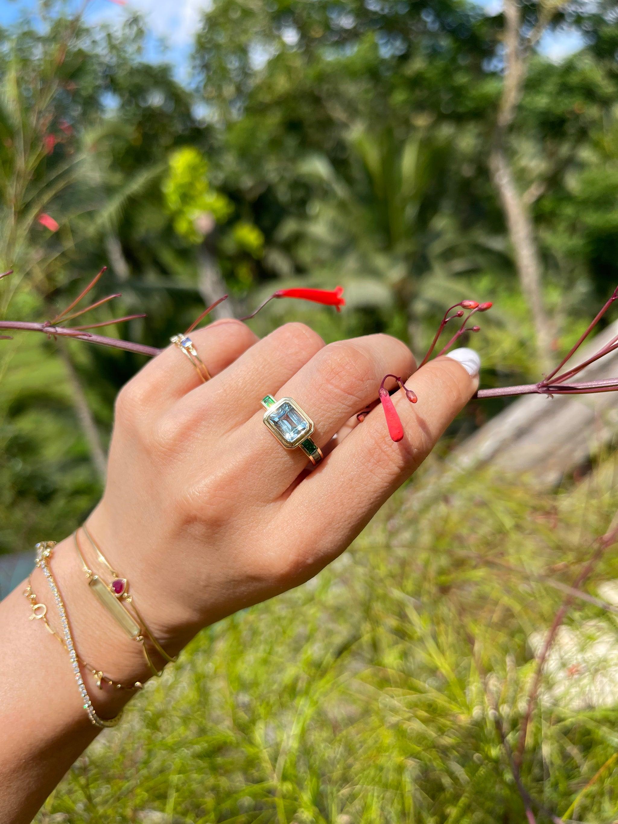 YI Kollektion Aquamarin & Tsavorit um Ring in 18k (Moderne) im Angebot