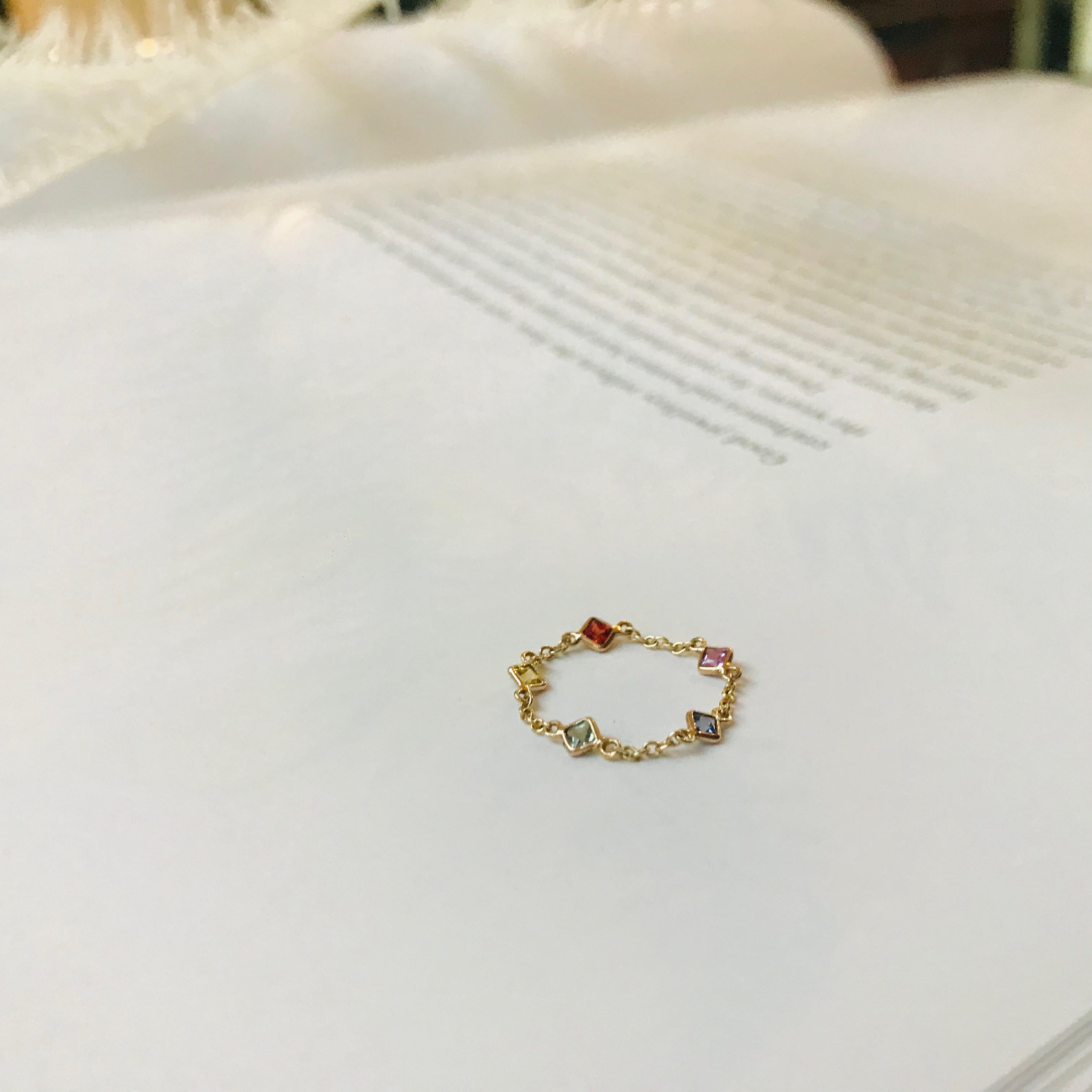 Diese mehrfarbige Saphirkette verleiht Ihrer Ringkollektion einen jugendlichen Touch. 

Jeder Edelstein wird mit einem scharfen Auge für die Farbe handverlesen, um die beste Qualität zu gewährleisten. Fassung in 14k Gold. Dieser Ring wird von