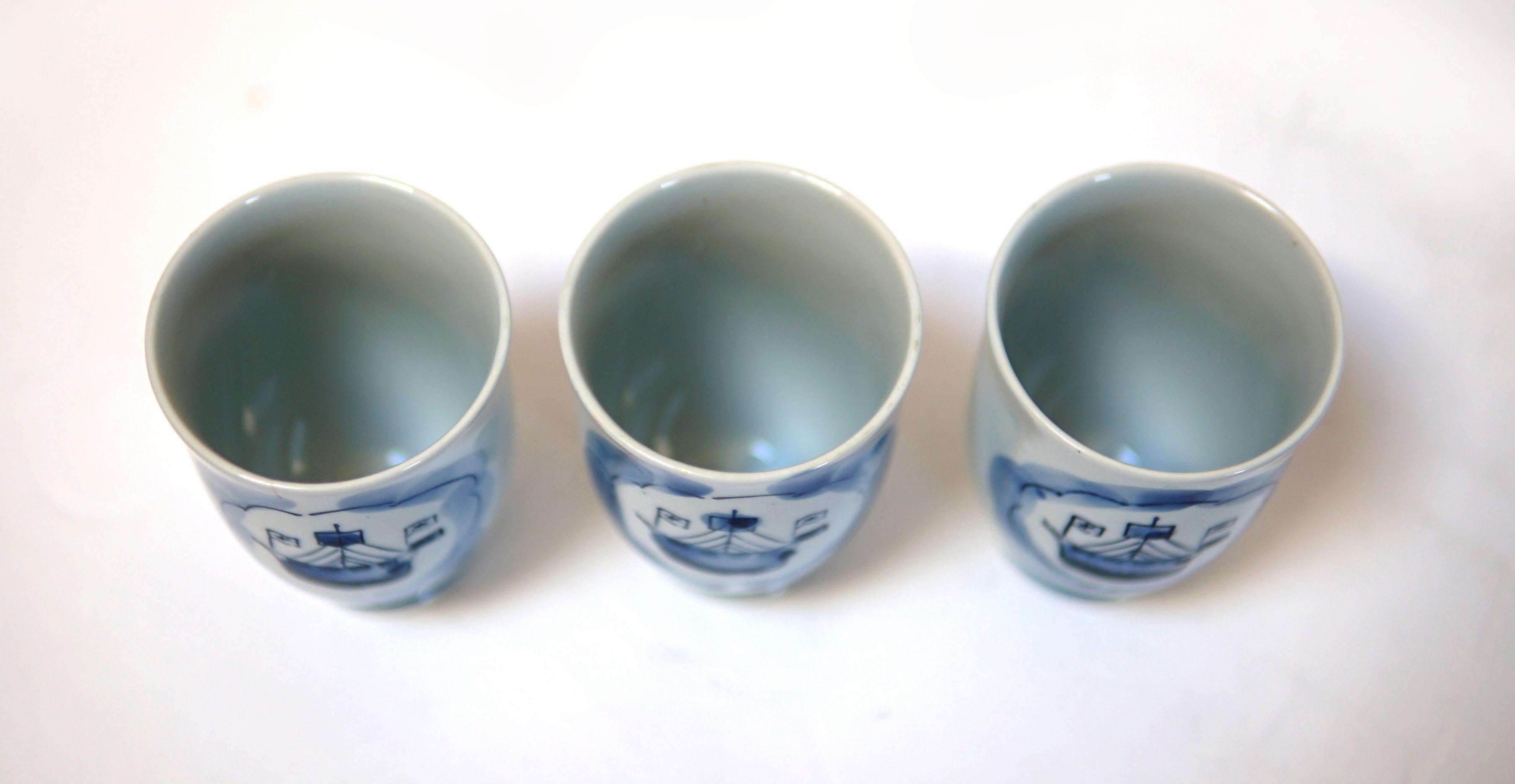Coupes à thé en porcelaine bleue et blanche Yi Feng Studio, thème nautique peint à la main en vente 2