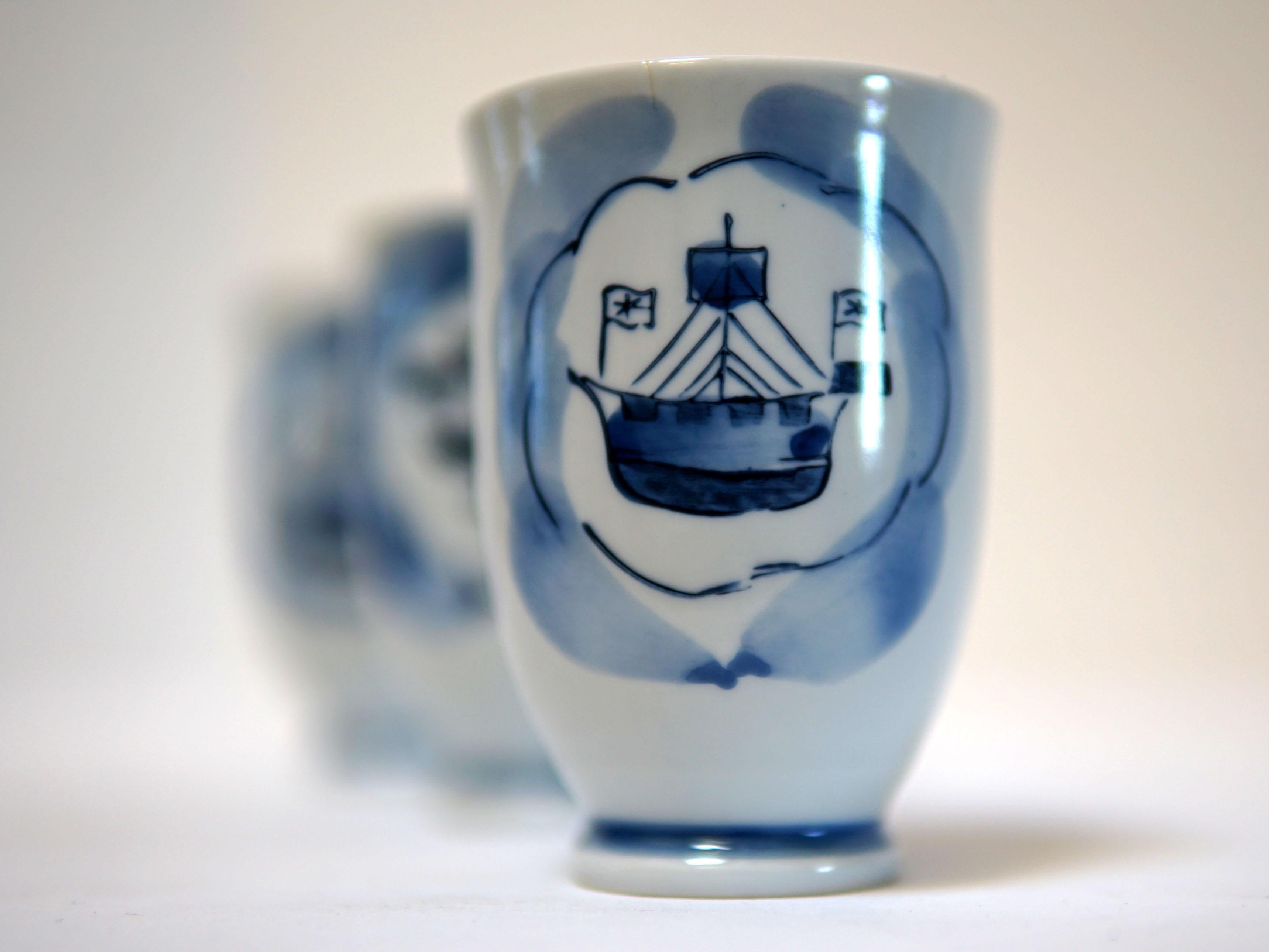 Dieses kleine Trio von Teetassen aus der Mitte des Jahrhunderts ist ein Sammlerstück mit viel Charme. Das blau-weiße, handgemalte Keramikdesign ist mit einer schönen Glasur überzogen. Die Tassen sind in ausgezeichnetem Zustand. Die drei chinesischen