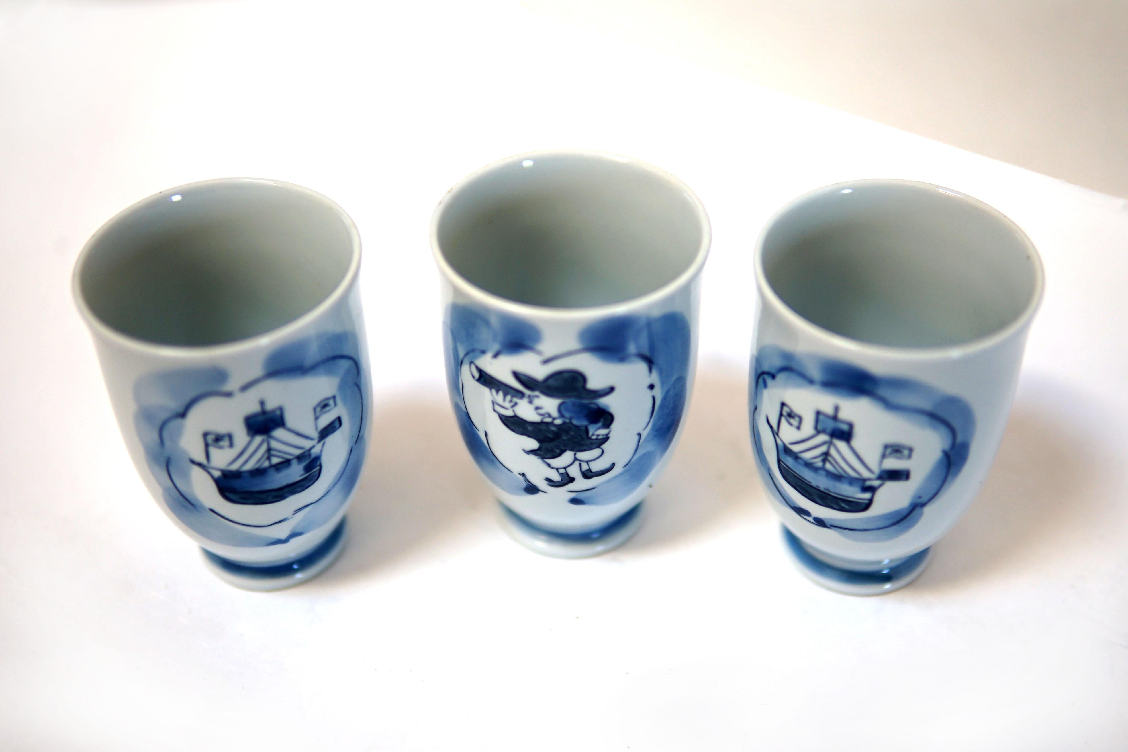 Exportation chinoise Coupes à thé en porcelaine bleue et blanche Yi Feng Studio, thème nautique peint à la main en vente