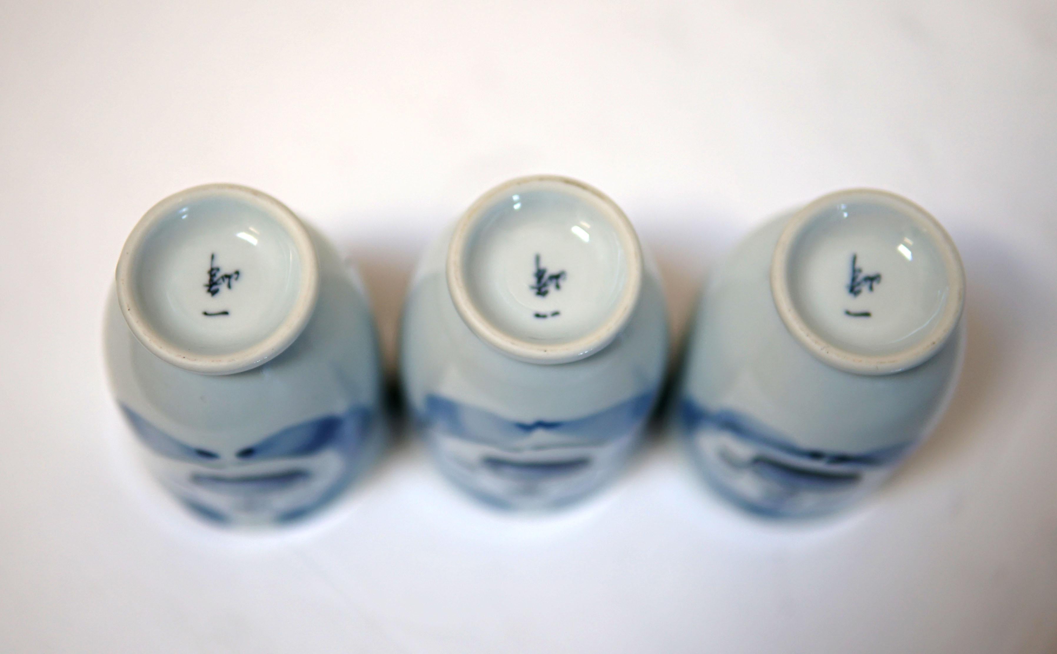 Coupes à thé en porcelaine bleue et blanche Yi Feng Studio, thème nautique peint à la main Bon état - En vente à Lomita, CA