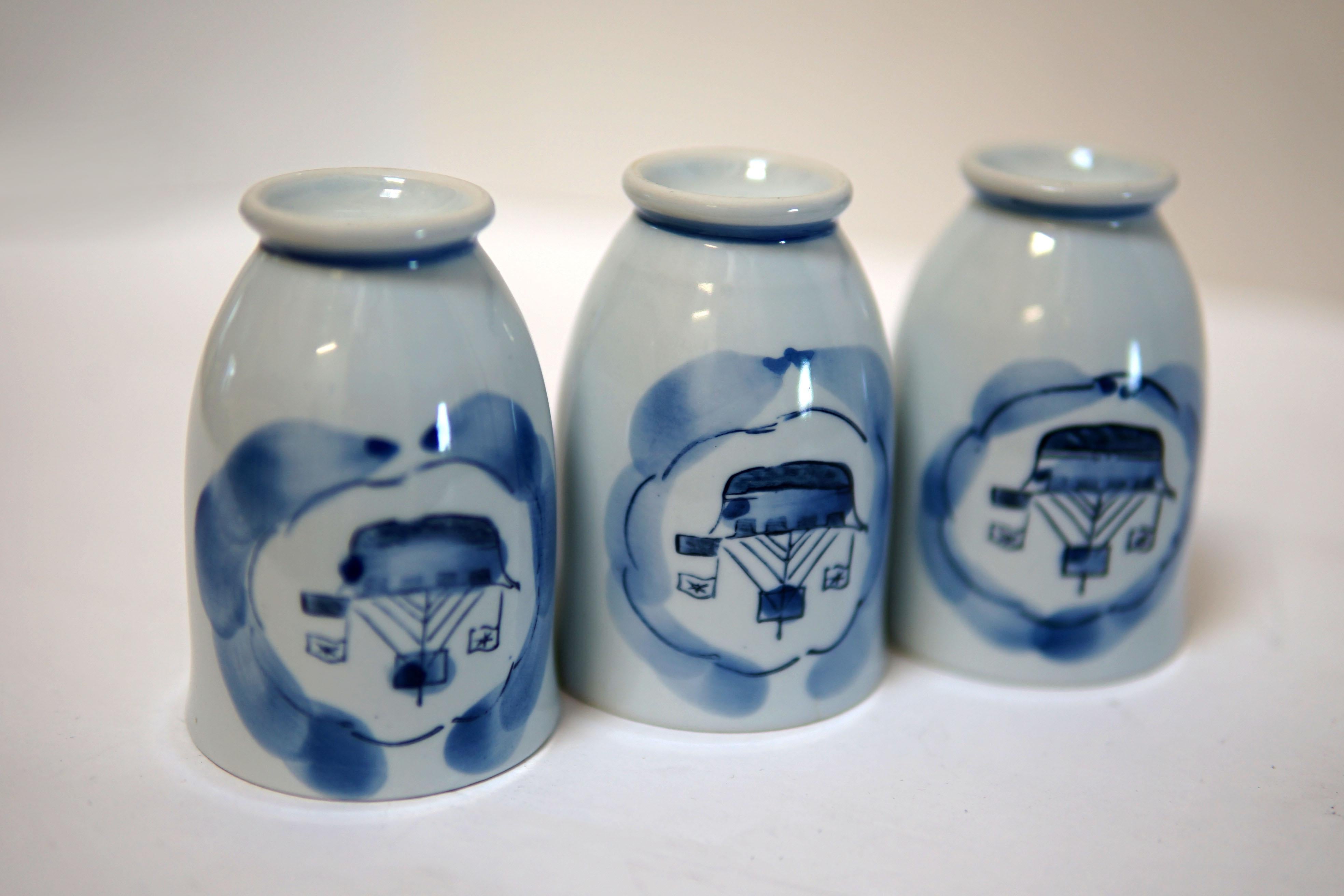 Porcelaine Coupes à thé en porcelaine bleue et blanche Yi Feng Studio, thème nautique peint à la main en vente