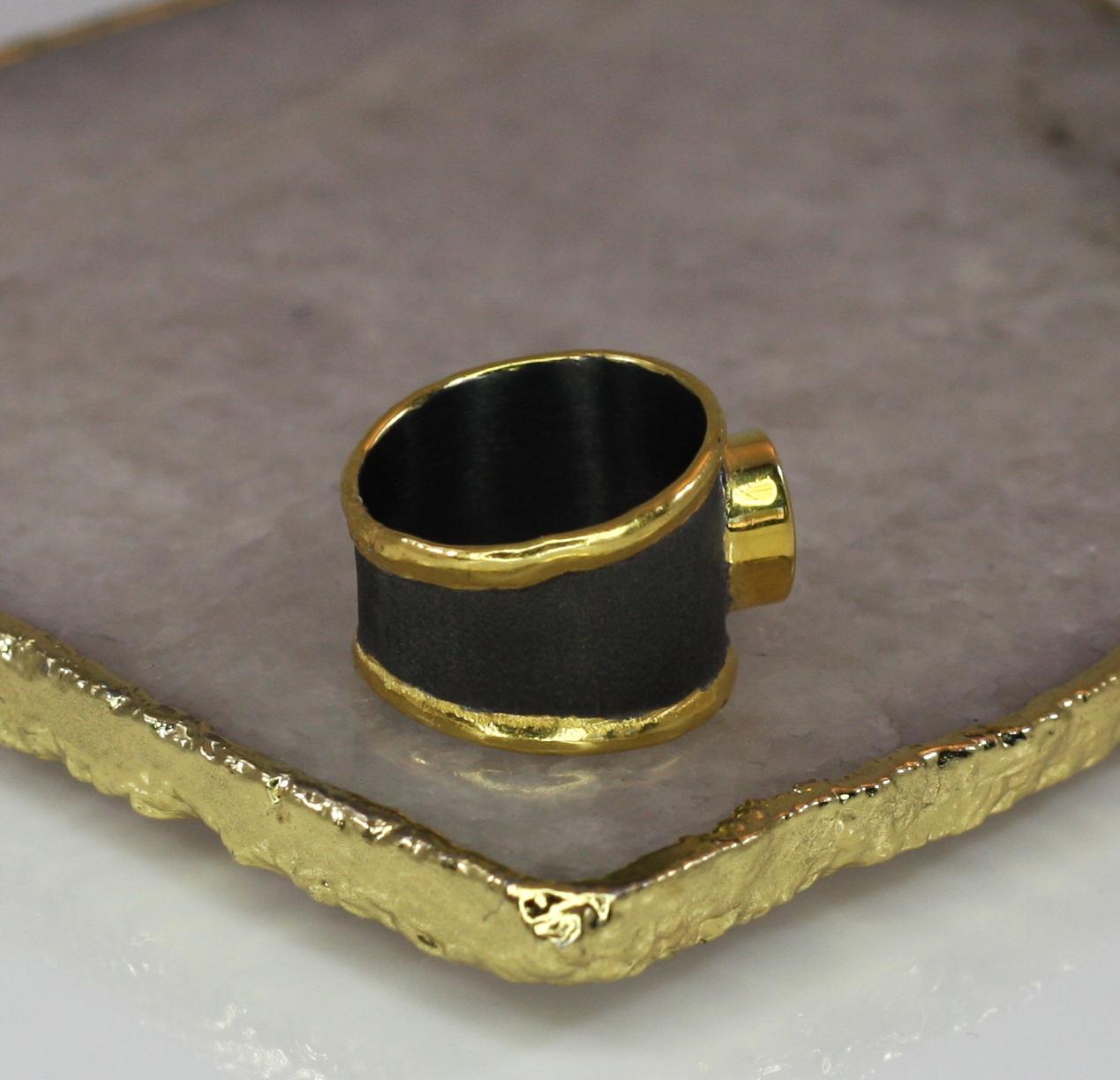 Yianni Creation Breiter Bandring aus 24 Karat Gold und schwarzem Rhodium mit Topas und feinem Silber für Damen oder Herren im Angebot