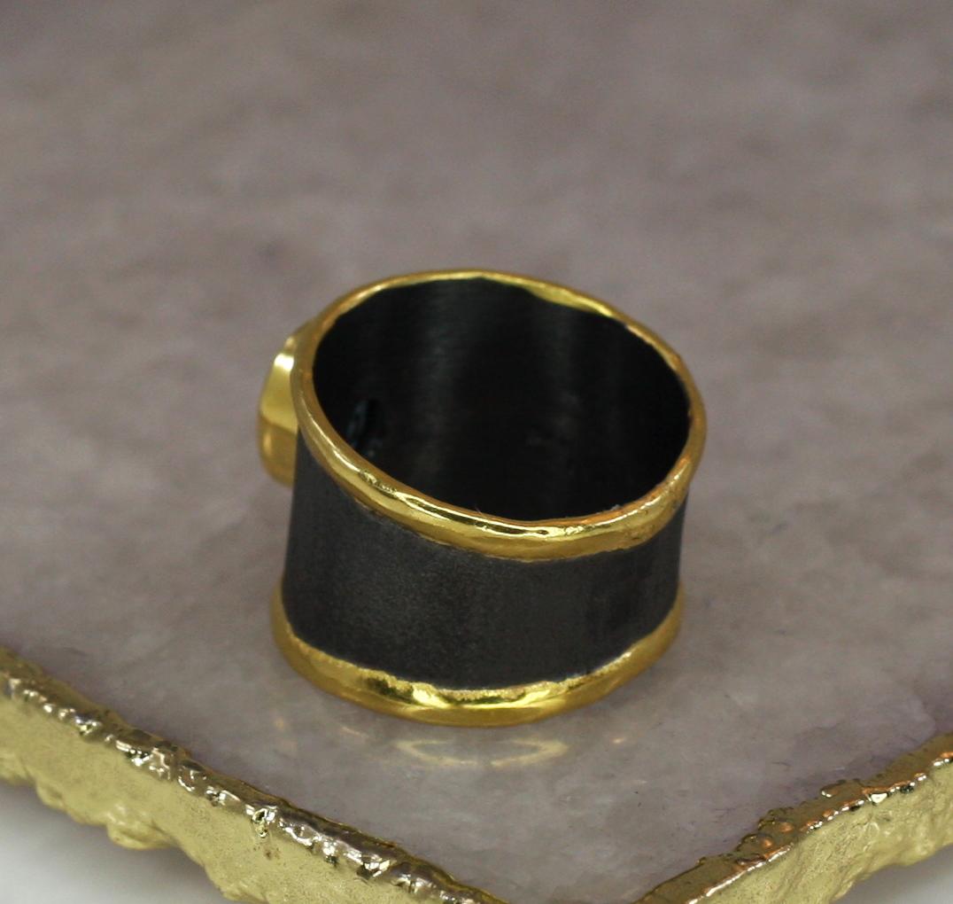 Yianni Creation Breiter Bandring aus 24 Karat Gold und schwarzem Rhodium mit Topas und feinem Silber im Angebot 2
