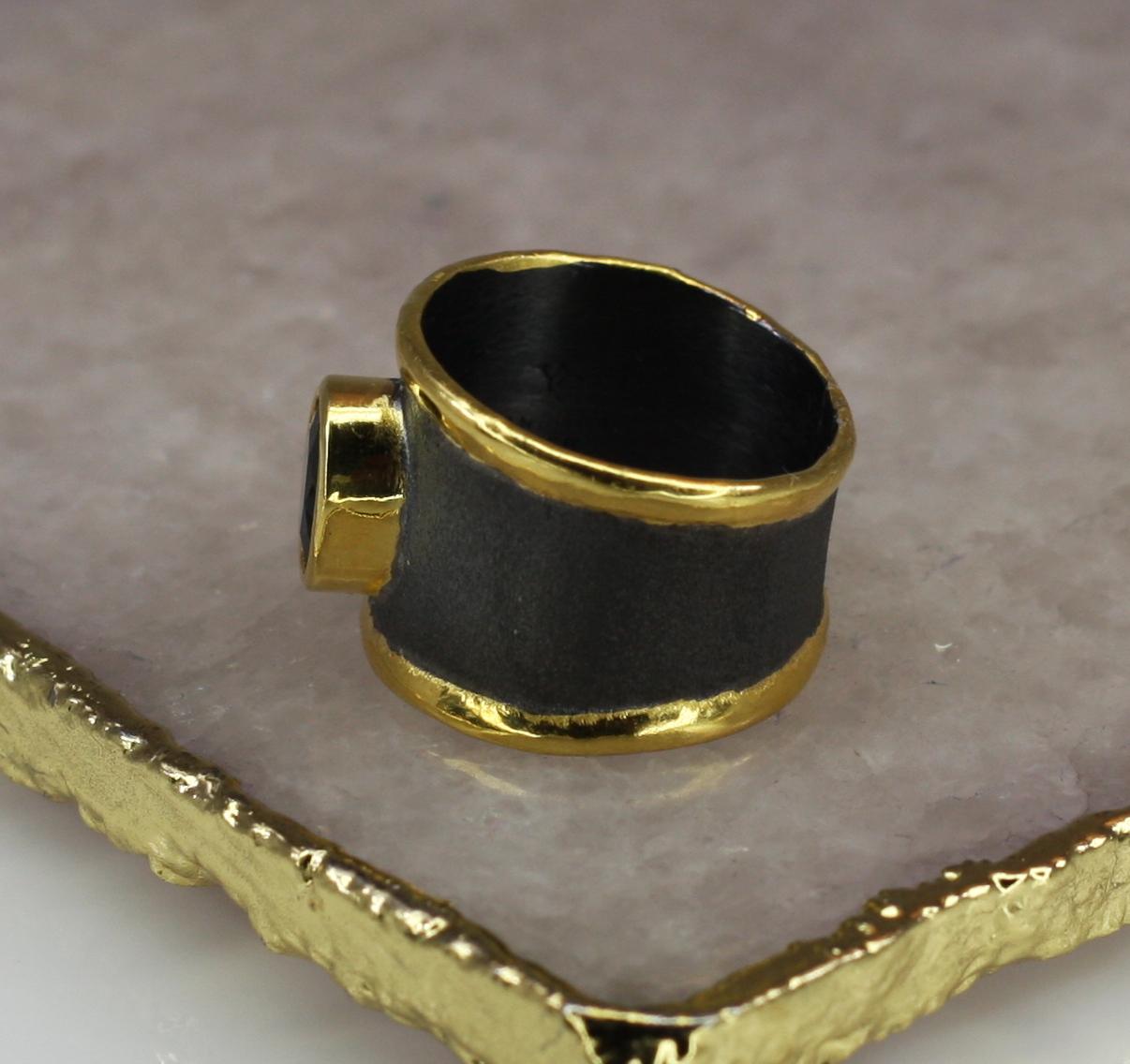 Yianni Creation Breiter Bandring aus 24 Karat Gold und schwarzem Rhodium mit Topas und feinem Silber im Angebot 3