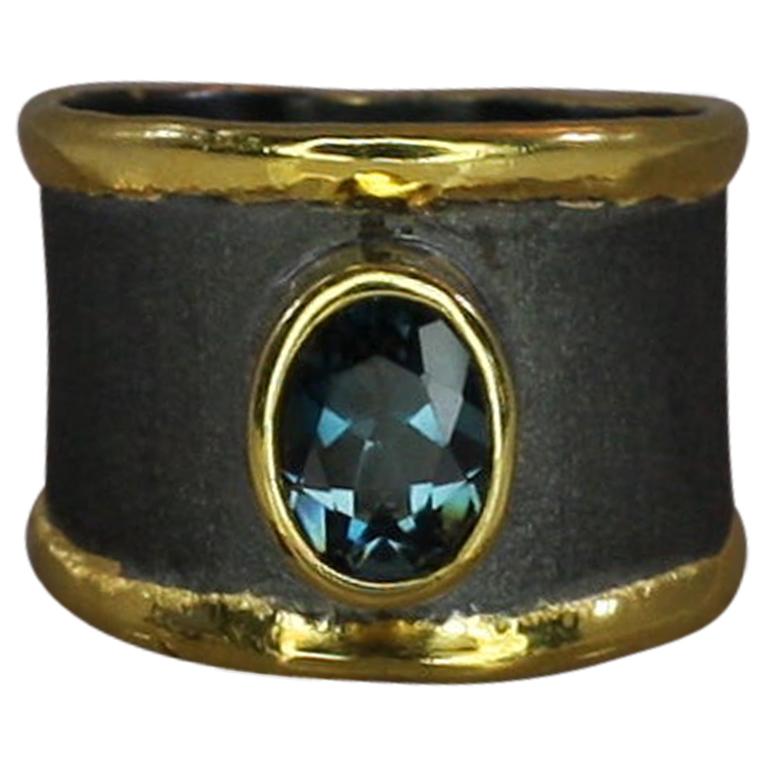 Anillo ancho Yianni Creations Topacio de plata fina, oro de 24 quilates y rodio negro