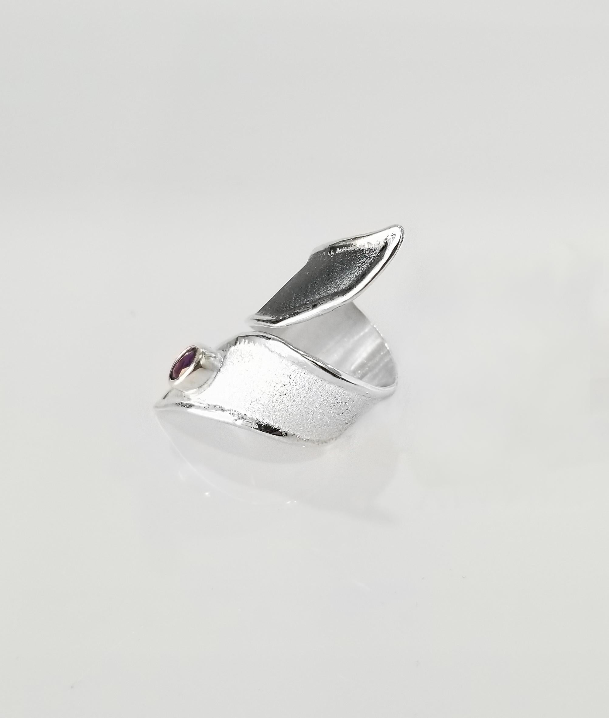 Yianni Creations Hephestos Collection 100% handgefertigter handwerklicher Ring aus Feinsilber. Der Ring zeigt einen Amethyst von 0,45 Karat und einen einzigartigen schwarzen Rhodiumhintergrund auf einer Lippe des Designs. Beide werden durch