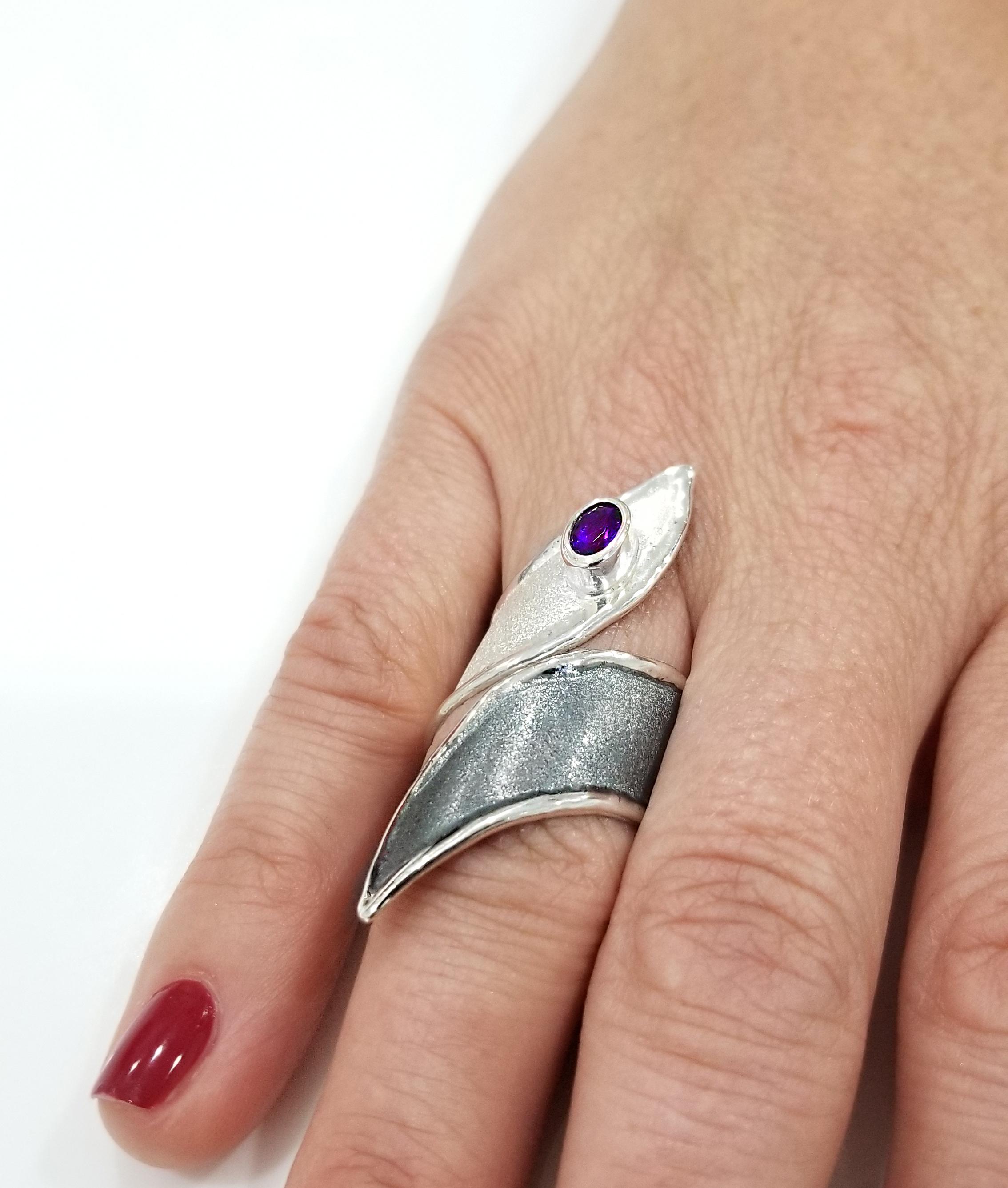 Yianni Creations, verstellbarer langer Ring, Amethyst, feines Silber und schwarzes Rhodium (Kunsthandwerker*in)