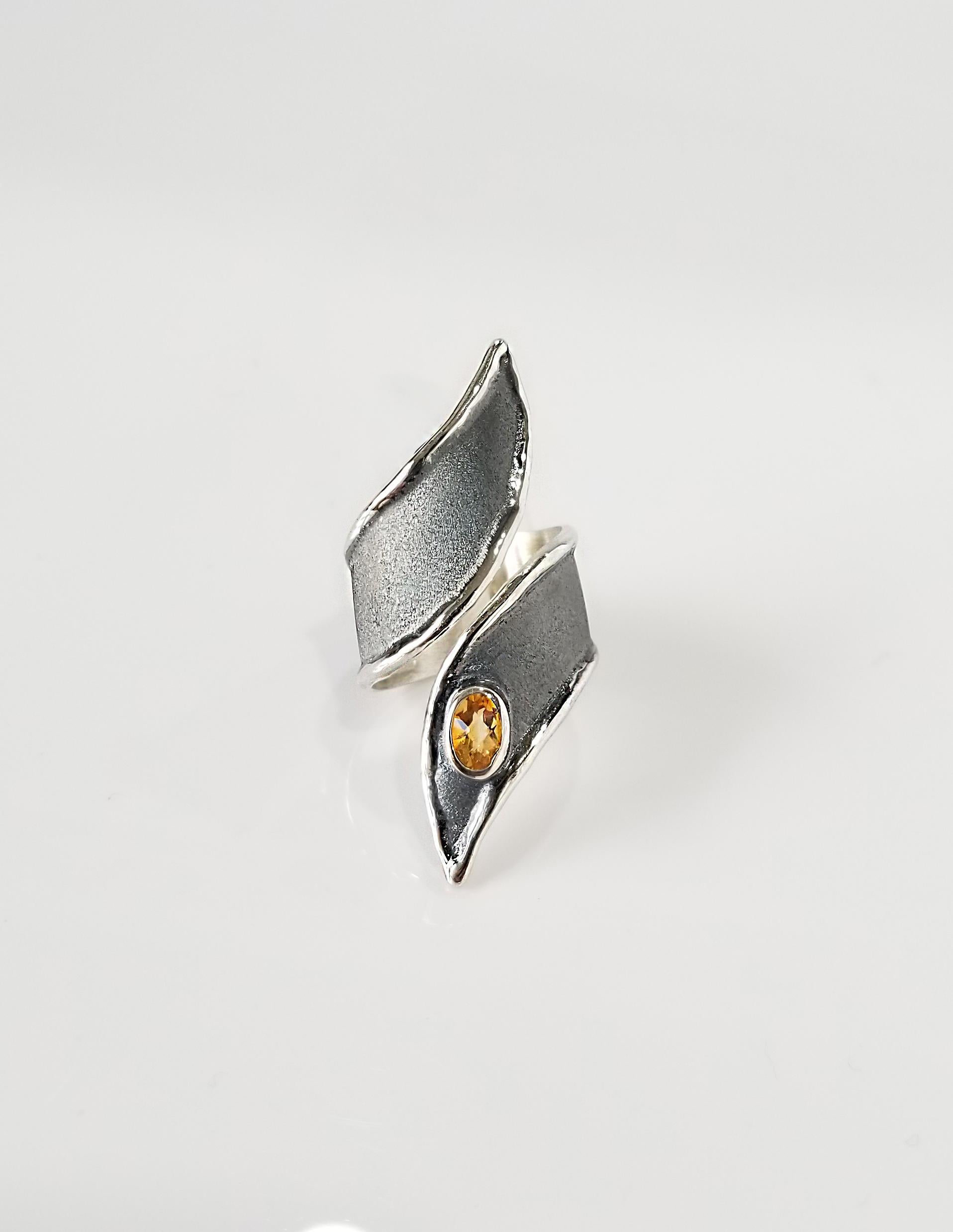 Yianni Creations Hephestos Collection 100% handgefertigter handwerklicher Ring aus Feinsilber. Der Ring hat einen 0,45 Karat Citrin und einen einzigartigen oxidierten Rhodium-Hintergrund, der durch einzigartige Handwerkstechniken ergänzt wird -