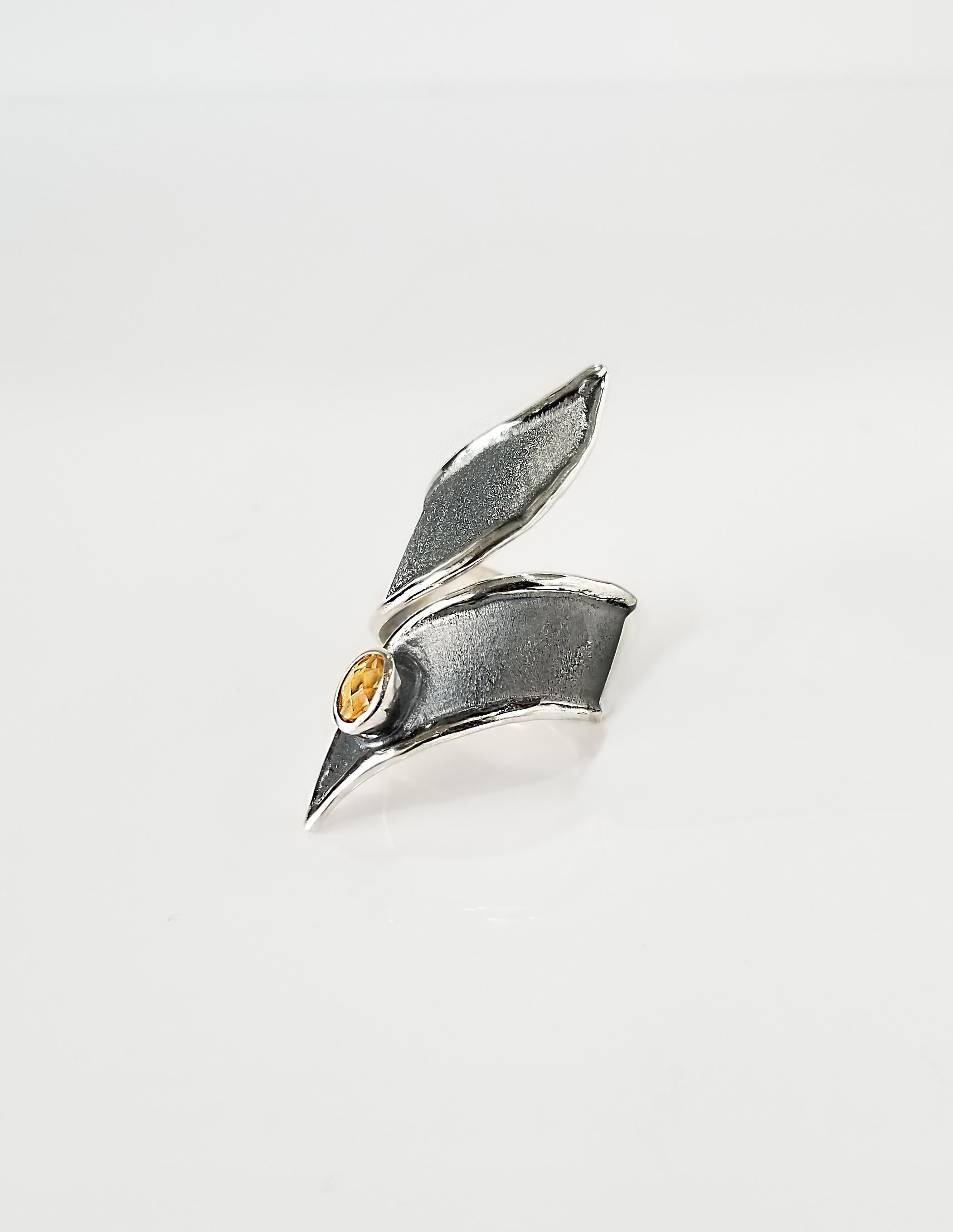 Taille ovale Yianni Creations Bague à large anneau en argent fin et rhodium oxydé avec citrine en vente