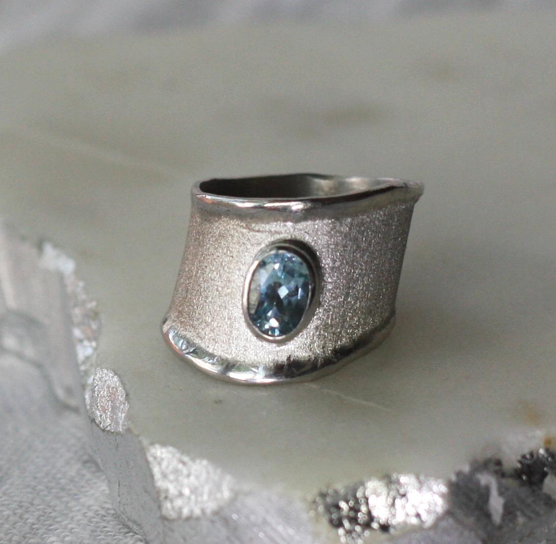 Yianni Creations Breiter Bandring aus feinem Silber und Palladium mit Aquamarin von Yianni (Ovalschliff) im Angebot