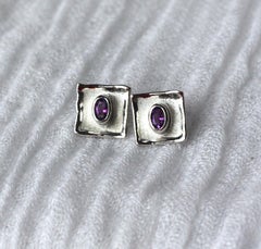 Pendientes pequeños de Yianni Creations, de plata fina y paladio con amatista