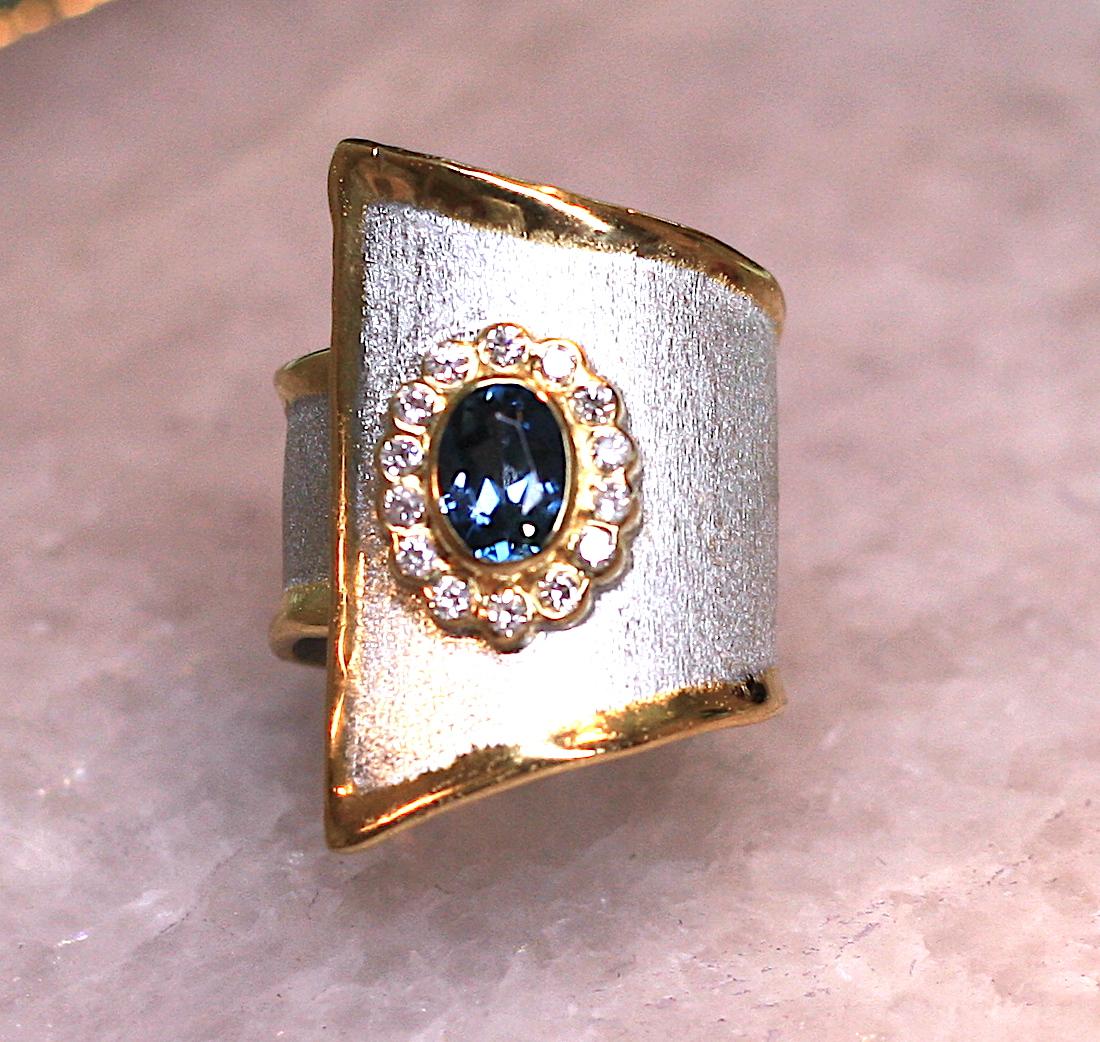 Yianni Creations verstellbarer Ring, handgefertigt in Griechenland für eine internationale Schmuckausstellung. Dieser handgefertigte Ring ist eine moderne Variante des klassischen Diamant-Rosettenrings. Dieser breite Ring in geometrischer Form weist