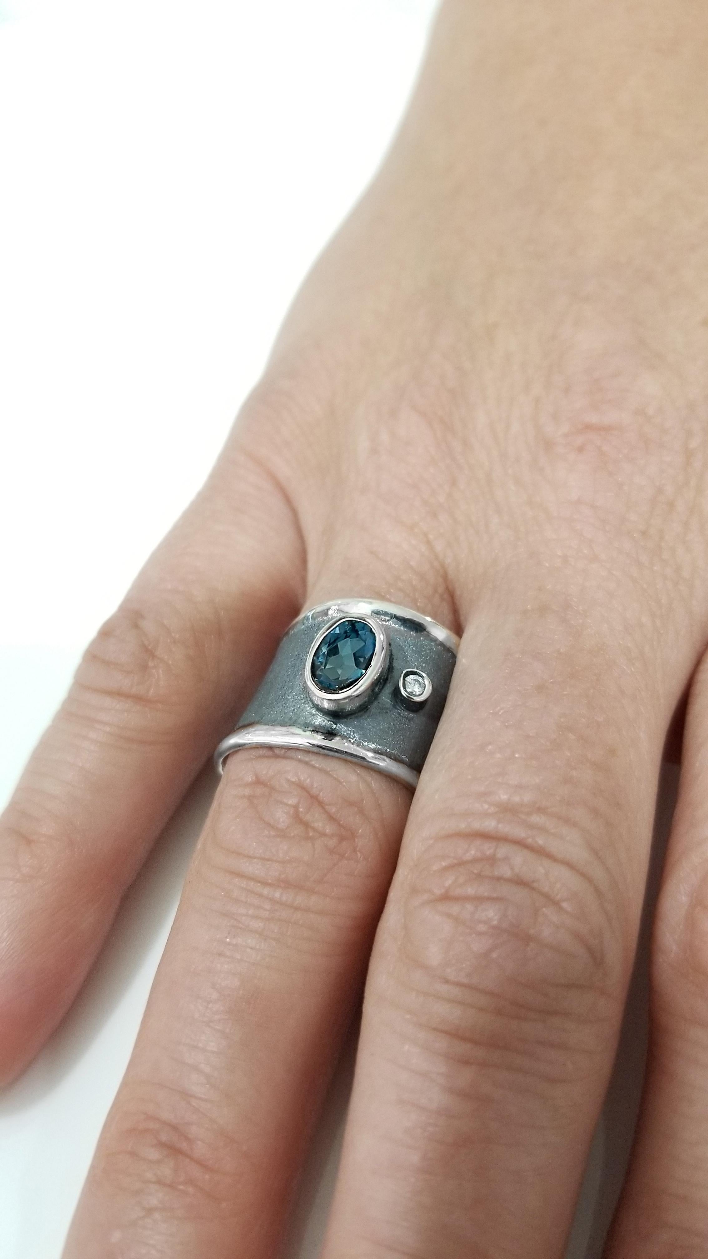 Yianni Kreationen London Blauer Topas Diamant Feines Silber und Rhodium Band Ring (Zeitgenössisch) im Angebot