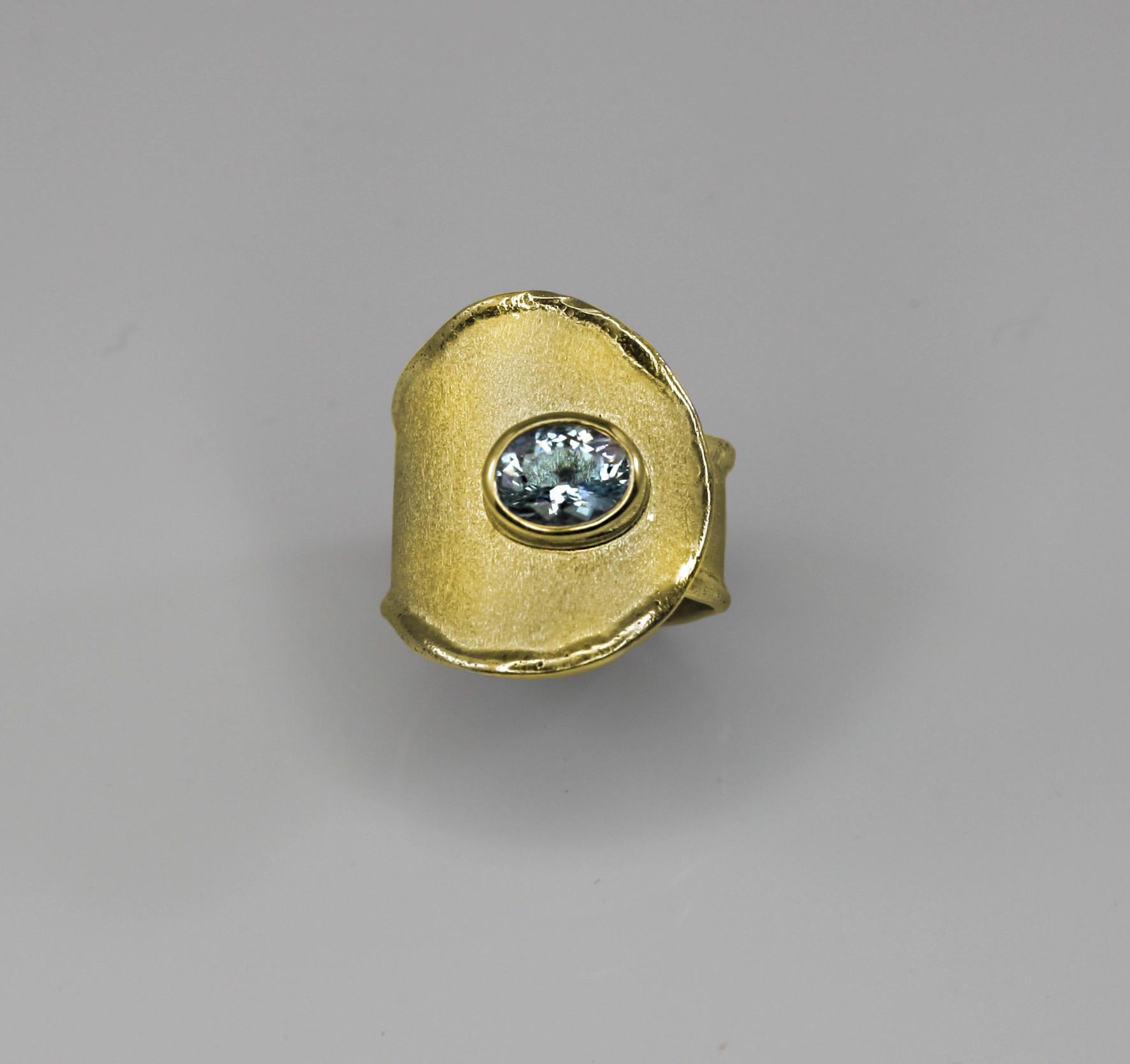 Yianni Creations präsentiert einen 100% handgefertigten Ring aus 18 Karat Gelbgold. Dieser wunderschöne Ring ist mit einem ovalen Aquamarin von 1,10 Karat besetzt und verfügt über eine einzigartige Verarbeitungstechnik - byzantinische Bürste und