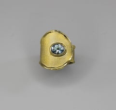 Anello a fascia larga regolabile con acquamarina di Yianni Creations in oro giallo 18 carati