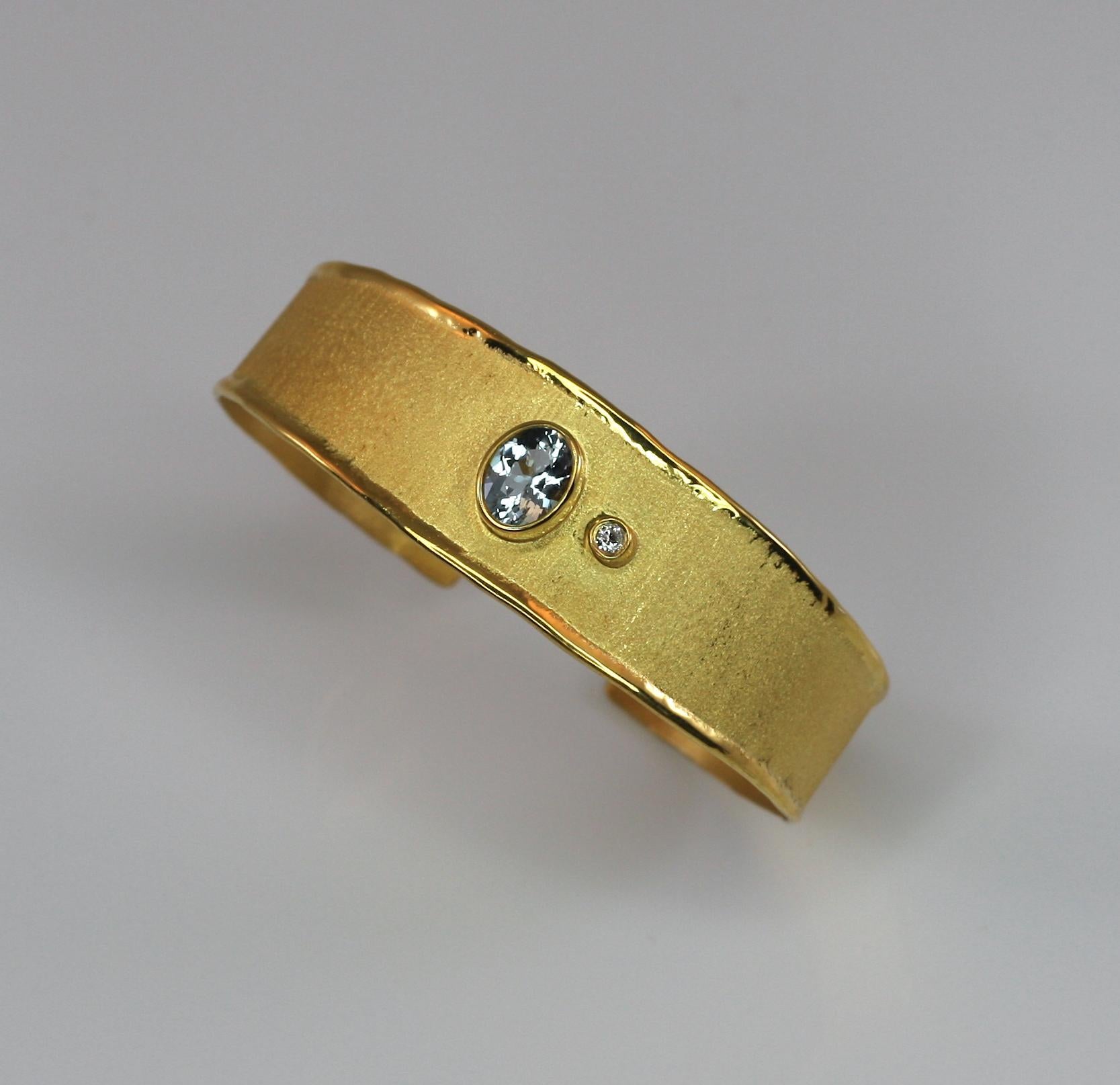 Yianni Creations 1.10 Carat Aquamarine and Diamond 18 Karat Yellow Gold Bracelet For Sale 7