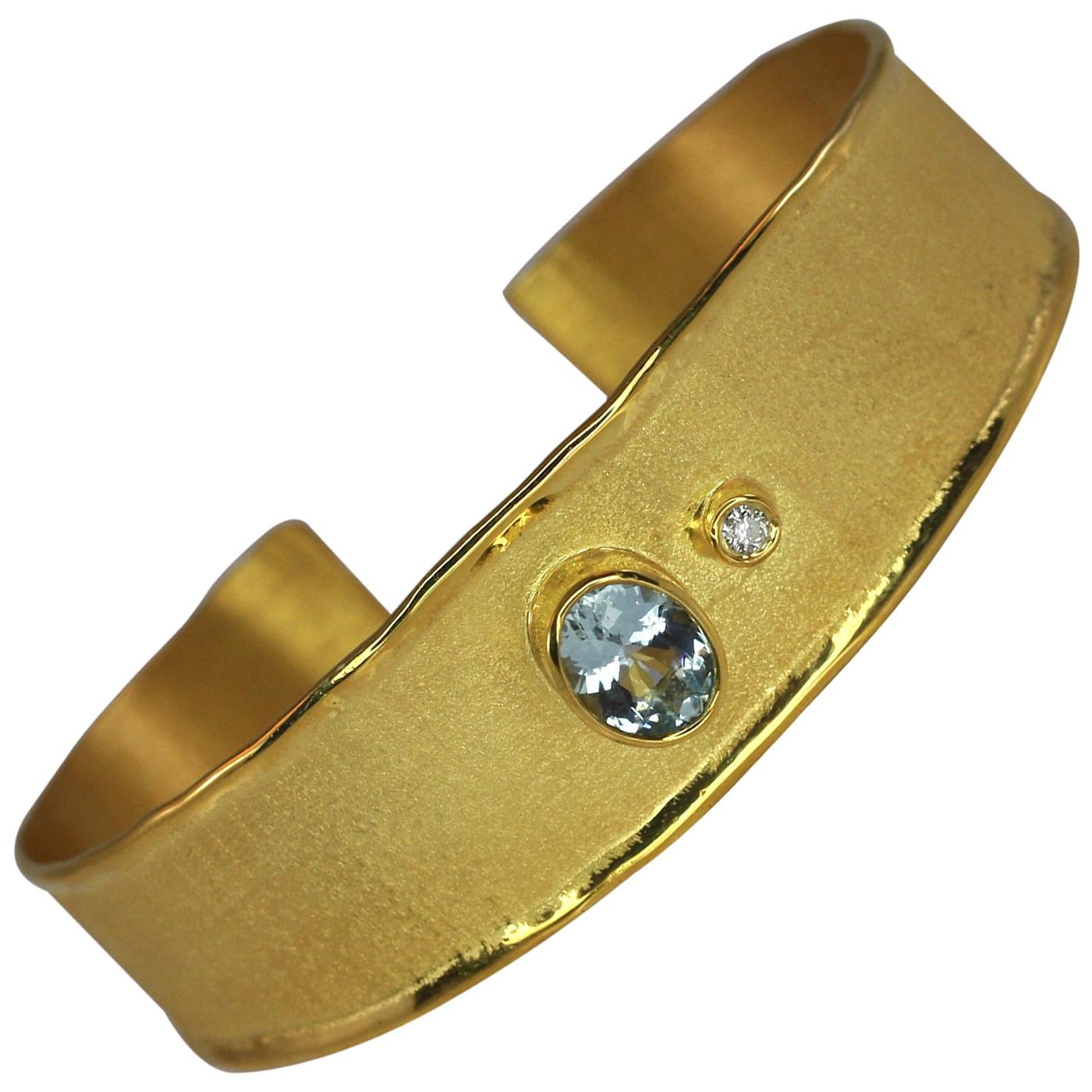 Yianni Creations Armband aus 18 Karat Gelbgold mit 1,10 Karat Aquamarin und Diamant im Angebot