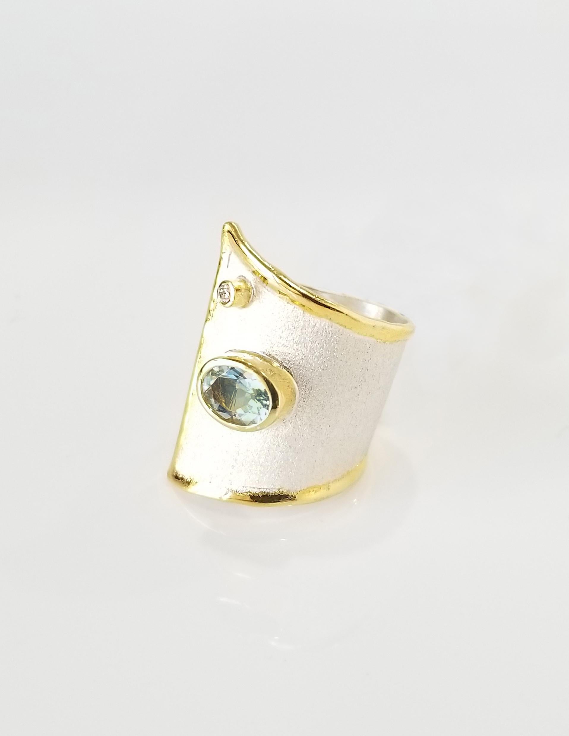 Contemporain Yianni Creations Bague jonc large en argent fin et or 24 carats avec aigue-marine et diamant en vente