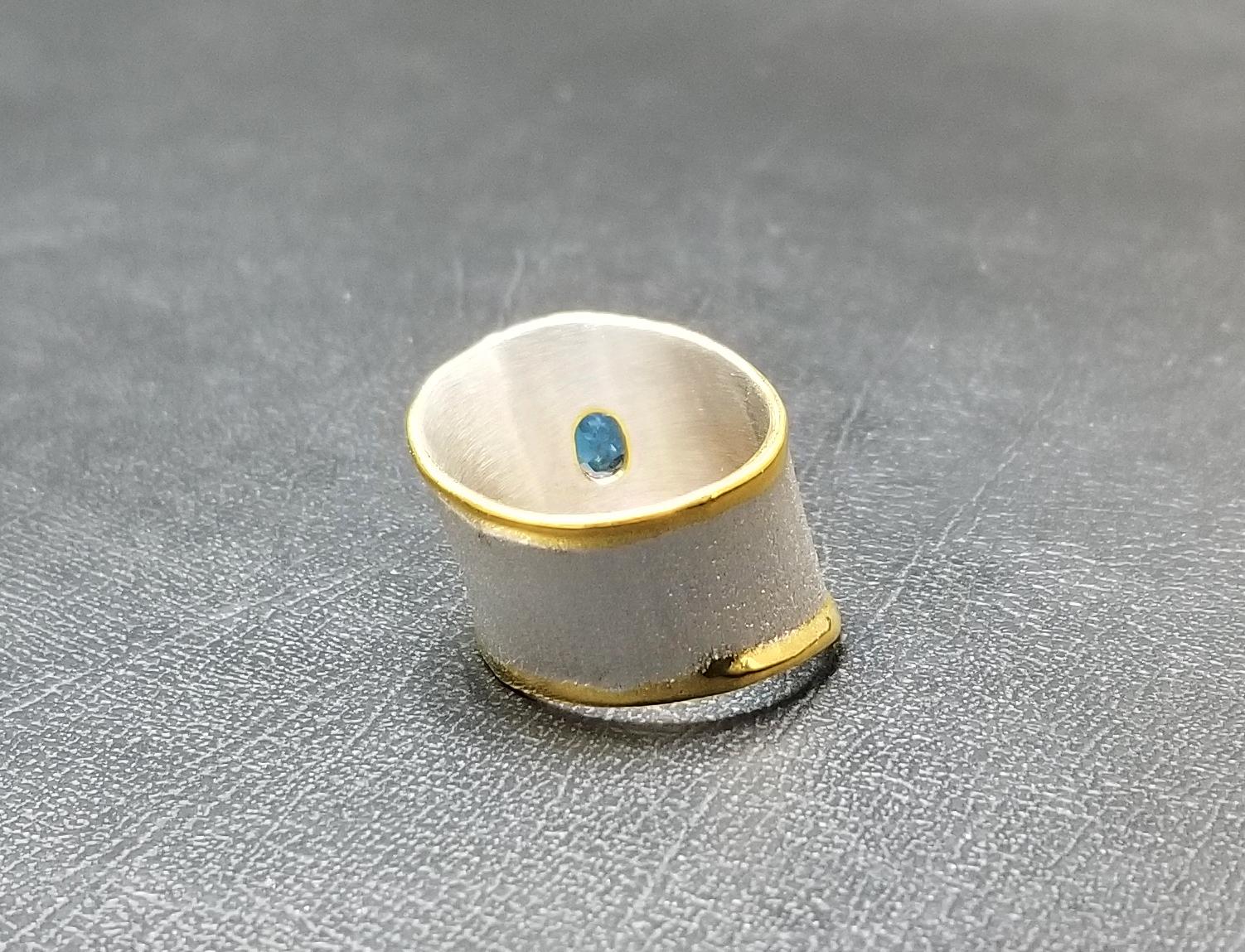 Yianni Creations London Blauer Topas feines Silber und 24 Karat Gold Band Ring im Angebot 1
