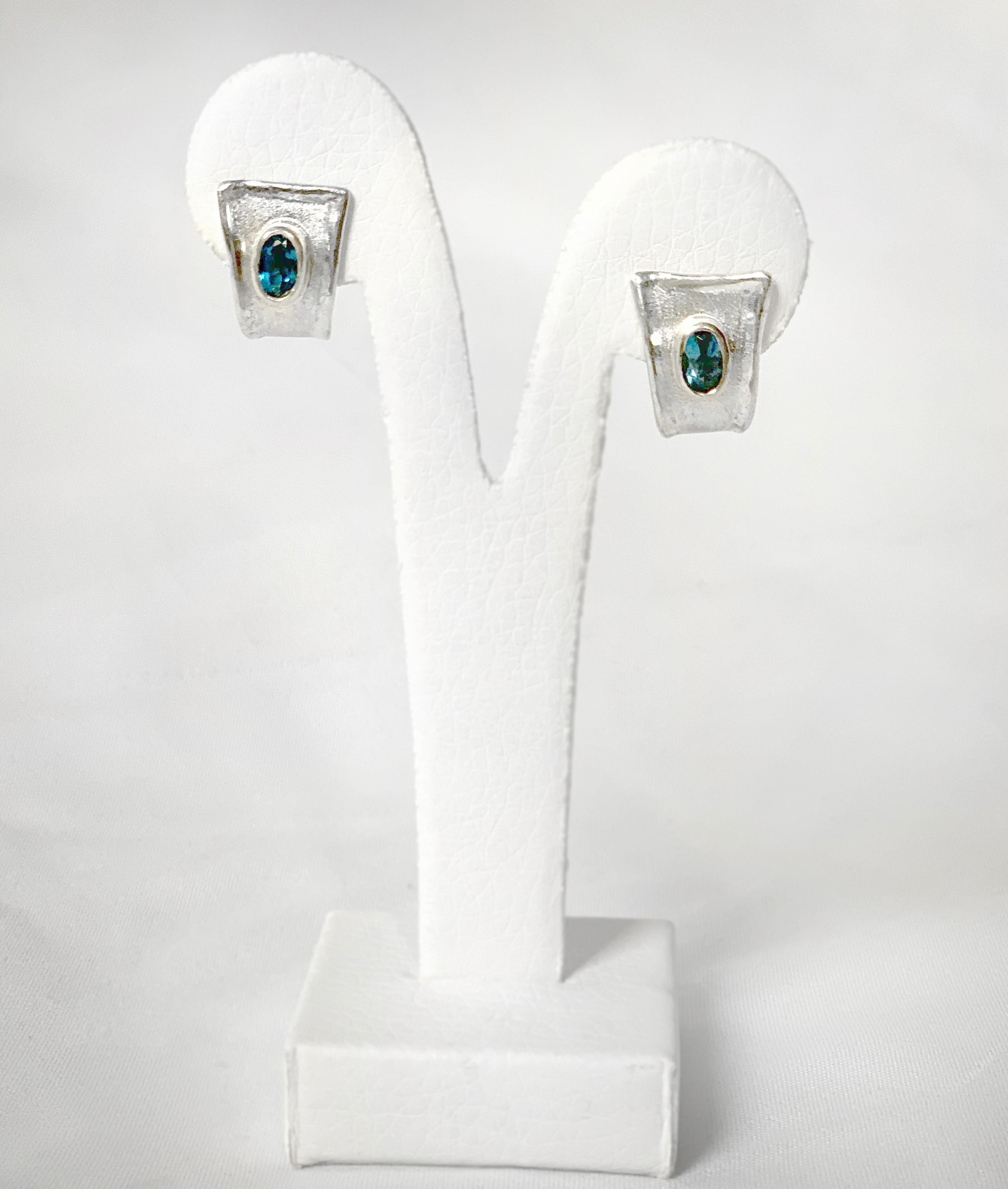 Diese Ohrstecker aus Feinsilber und Palladium von Yianni Creations aus der Ammos Collection werden in Griechenland in unserer Werkstatt handgefertigt. Es sind kleinere Stollen mit großer Wirkung. Die Form, die sich an die Ohrschlaufe schmiegt, macht