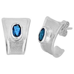 Yianni Creations London Clous d'oreilles solitaires en argent fin et topaze bleue