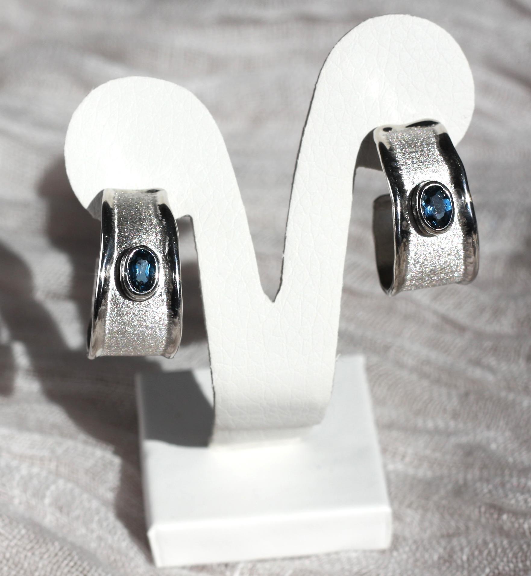 Yianni Creations Ohrringe, oval, blauer Topas, feines Silber, Palladium, Creolen (Ovalschliff) im Angebot