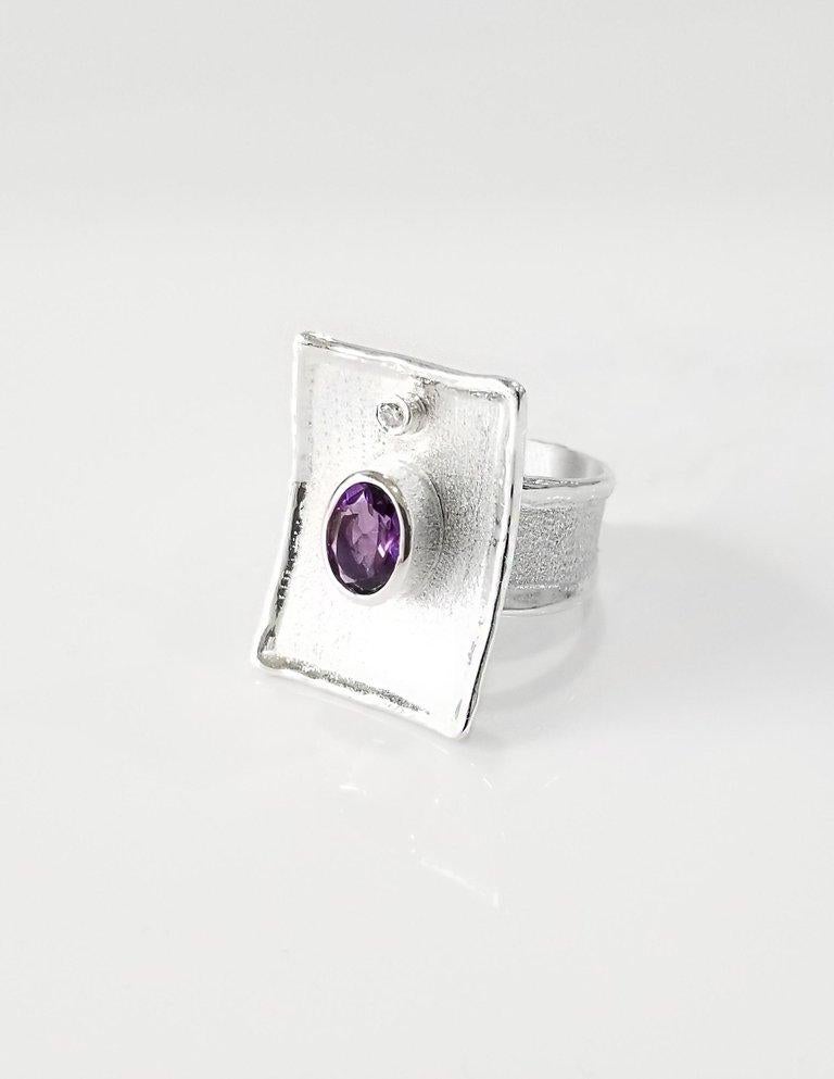 Yianni Creations Ammos Collection 100% Handmade Artisan Ring aus Feinsilber mit 1,25 Karat Amethyst begleitet von 0,03 Karat Brillantschliff weißer Diamant ergänzt durch einzigartige Techniken der Handwerkskunst - gebürstet Textur und