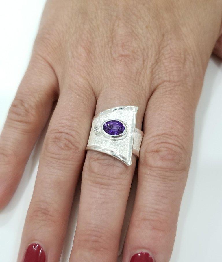 Yianni Kreationen Breiter verstellbarer Ring mit Amethyst und Diamant aus feinem Silber und Palladium (Ovalschliff) im Angebot