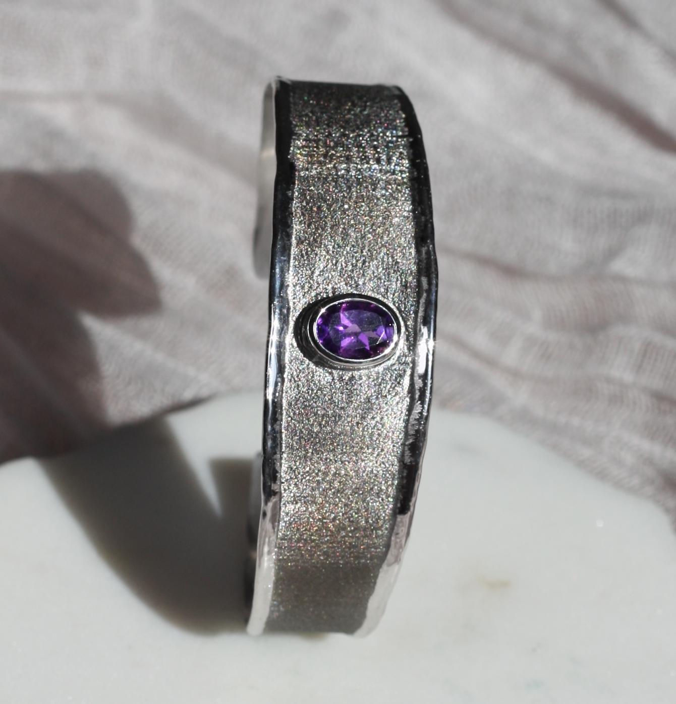 Taille ovale Yianni Creations Bracelet en argent fin et rhodium noir avec améthyste en vente
