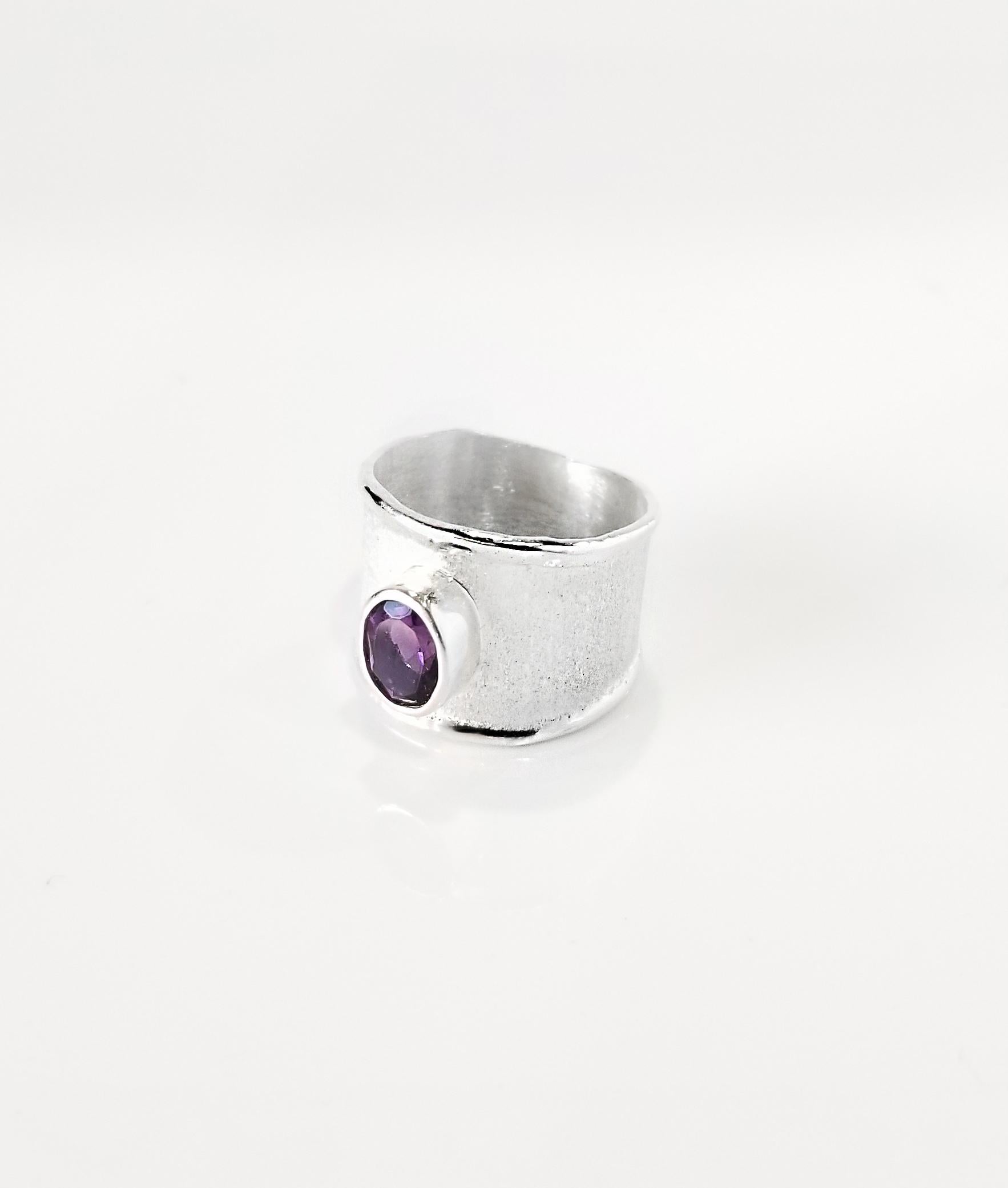 Yianni Creations Ammos Collection 100% handgefertigter Ring aus Feinsilber mit 1,25 Karat Amethyst, ergänzt durch einzigartige Handwerkstechniken - gebürstete Textur und von der Natur inspirierte flüssige Kanten. Der Kern dieses schönen Rings