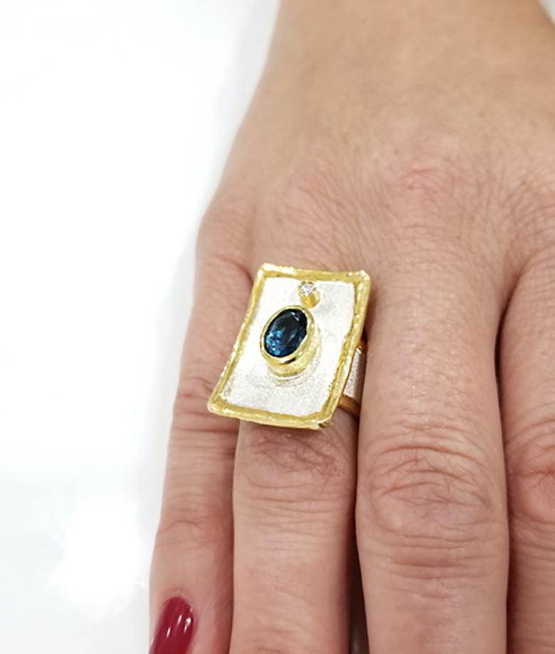Yianni Creations London Breiter Ring, Blauer Topas Diamant Feinsilber 24 Karat Gold (Zeitgenössisch) im Angebot