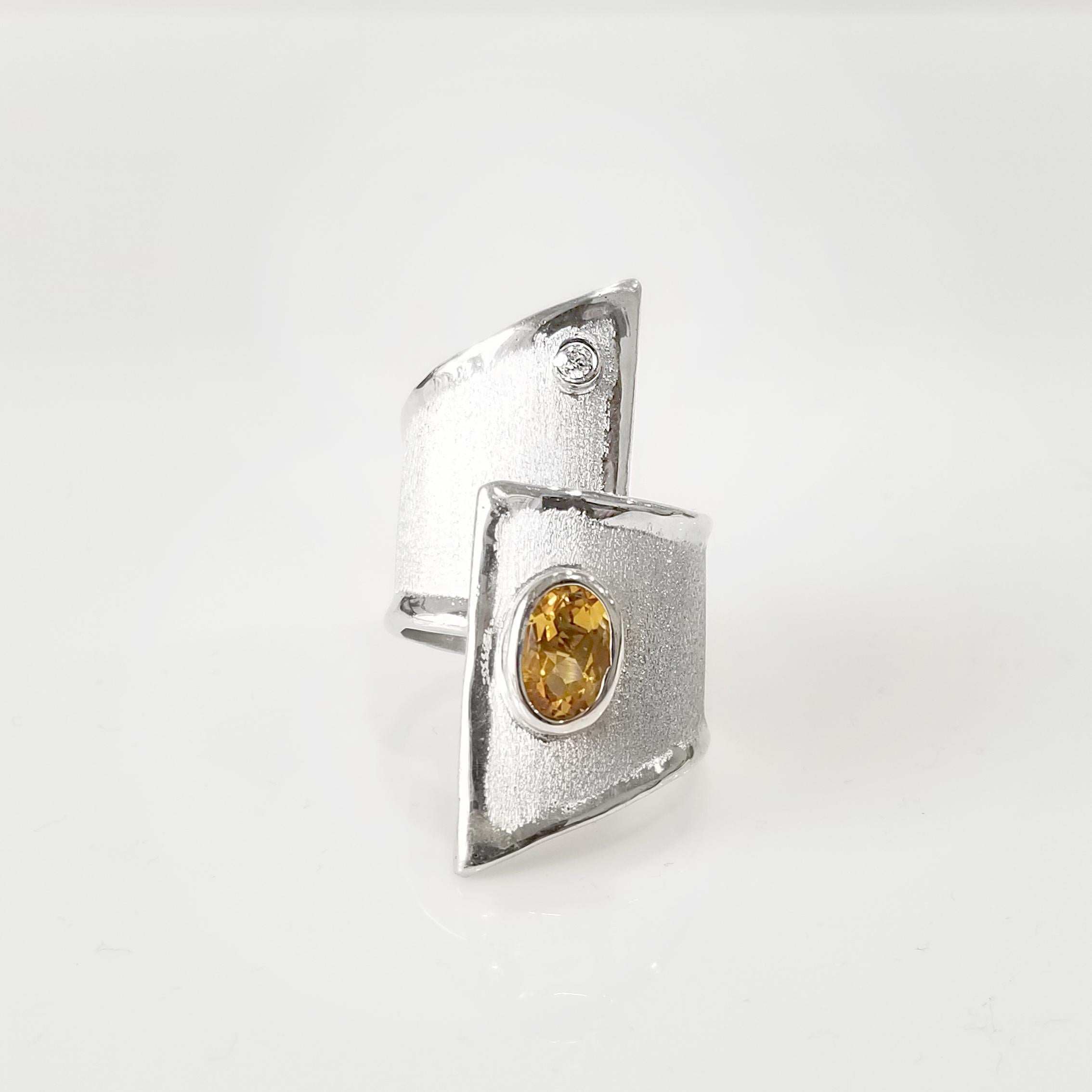 Sie bewundern den handgefertigten Ring Yianni Creations von Ammos Collection, der aus reinem 950er Silber gefertigt und zum Schutz vor den Elementen mit Palladium beschichtet ist. Dieser verstellbare Ring besteht aus einem ovalen Citrin von 1,25