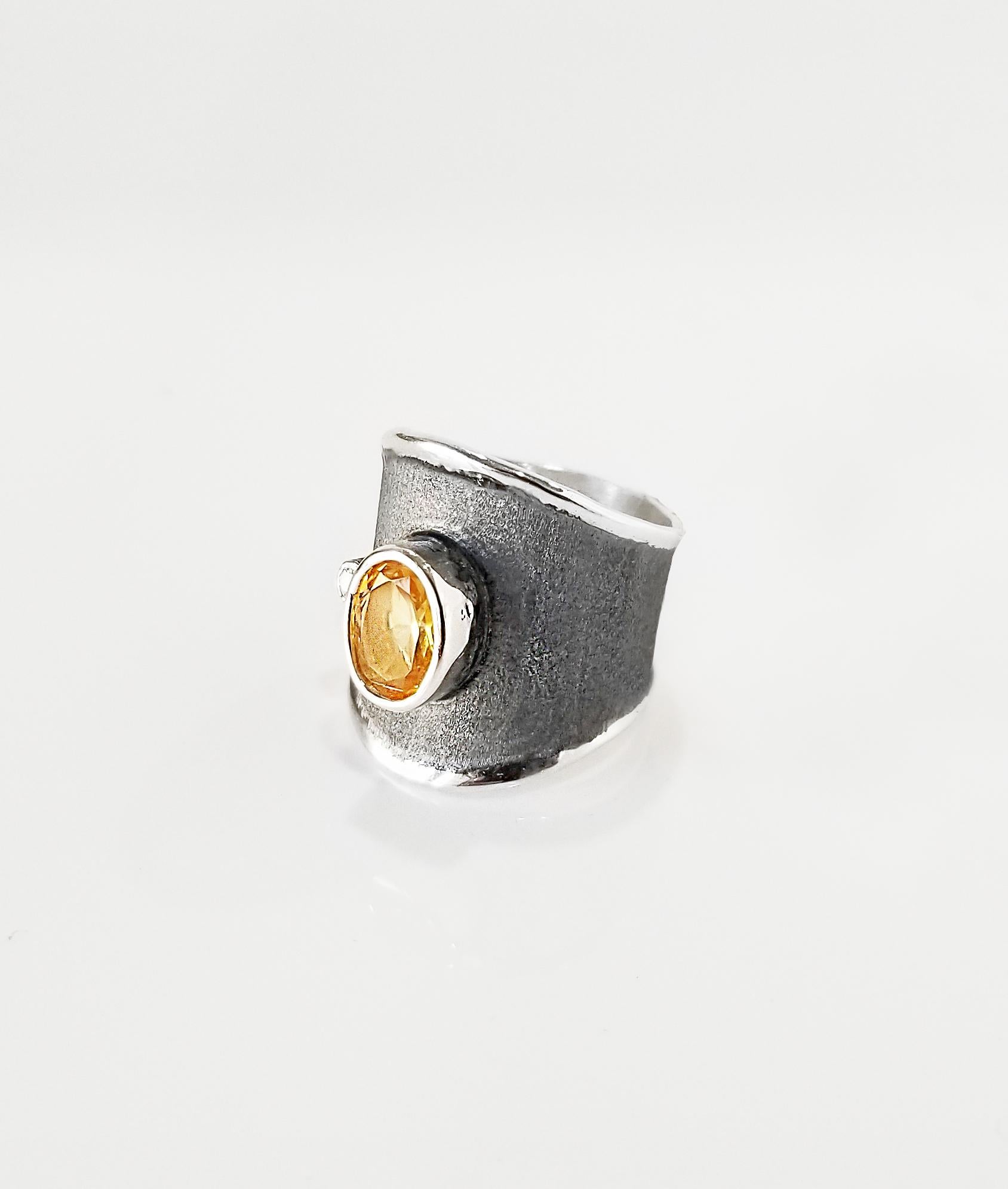 Voici une bague faite main par Yianni Creations, fabriquée en Grèce pour la collection Hephestos. Cette bague artisanale est fabriquée en argent fin de pureté 950 et plaquée au palladium pour résister aux éléments. La bague présente une citrine de