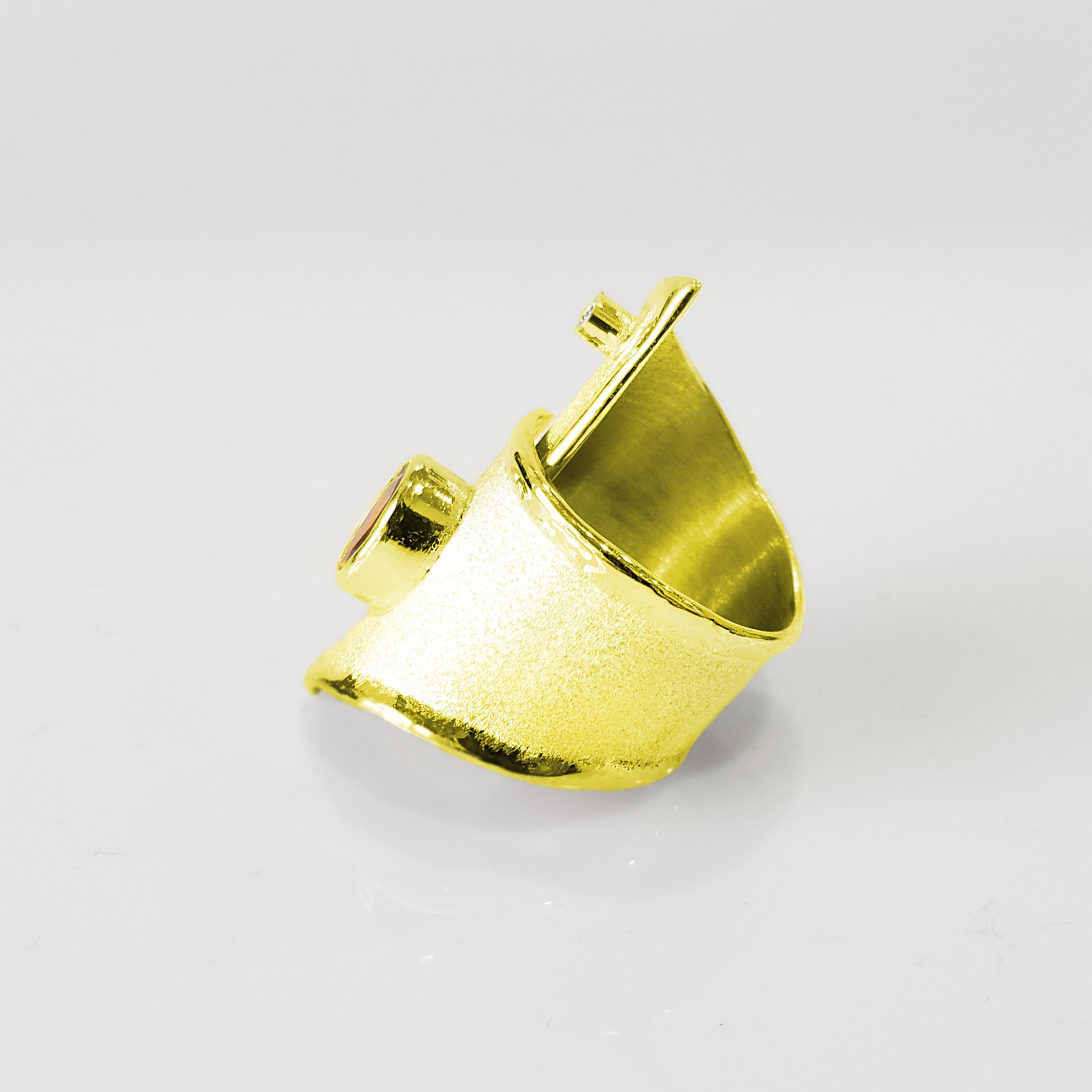 Contemporaneo Yianni Creations Anello in oro 18 carati con citrino e diamante, regolabile e a fascia larga e lunga in vendita